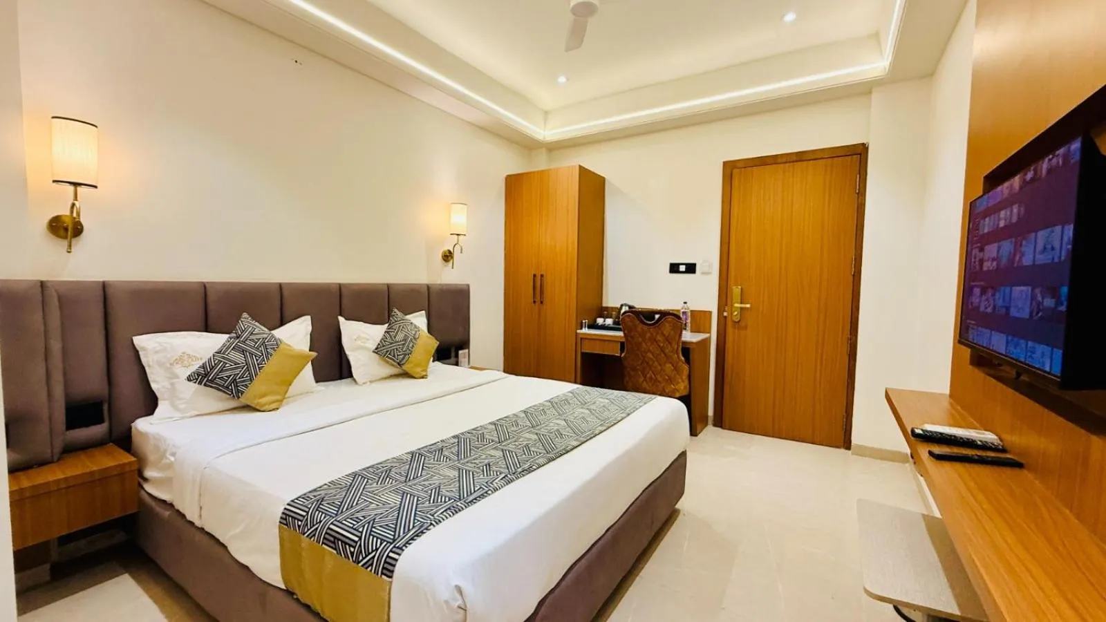 Superior King Room - single occupancy in Hotel Roop Cliff, Bhopal