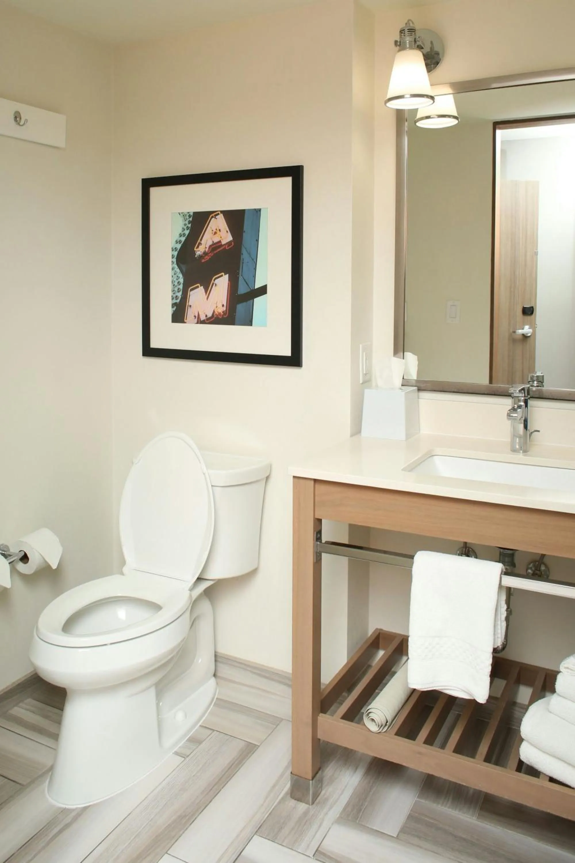 Photo of the whole room in Four Points by Sheraton Midland