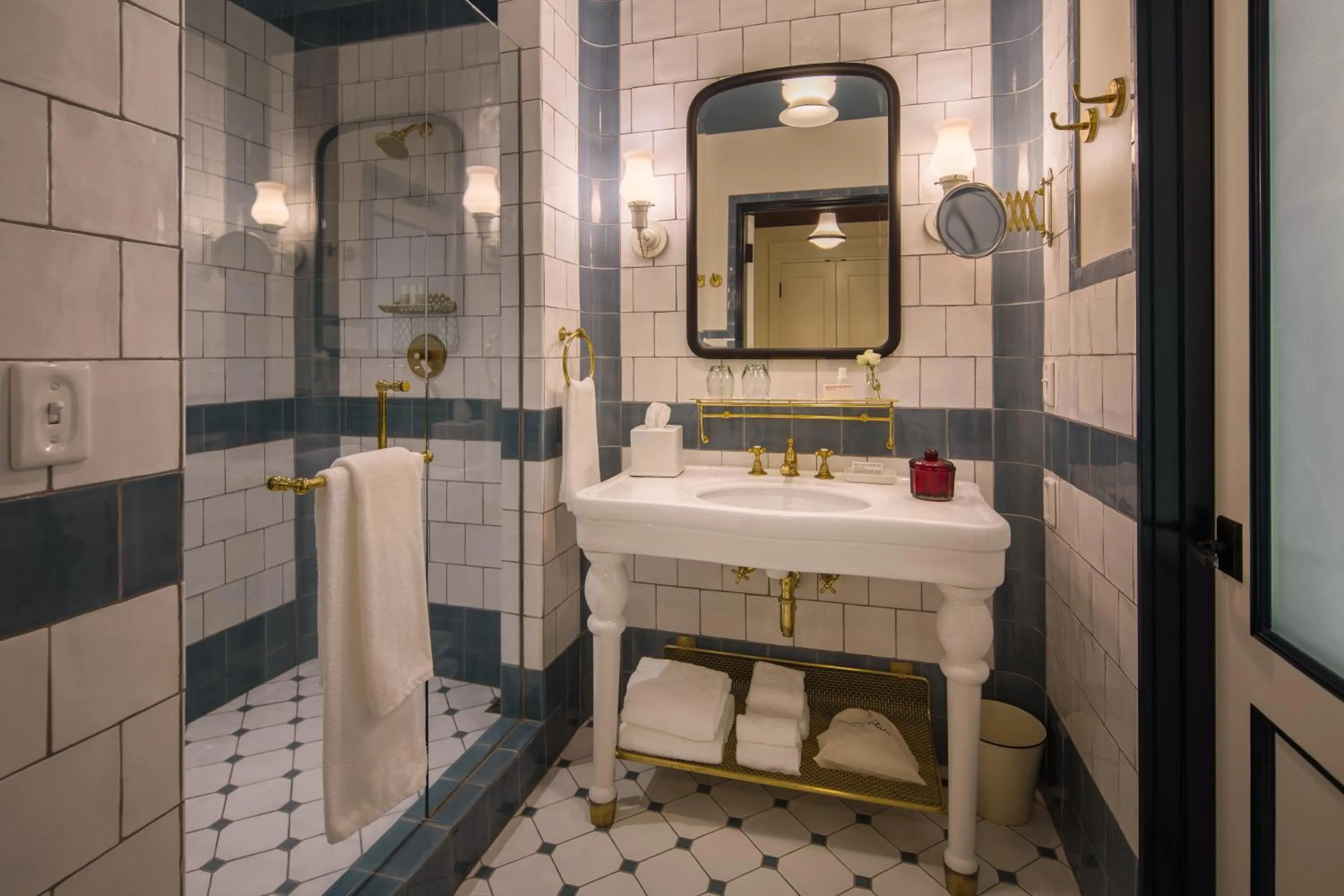 Bathroom in Hotel Emma at Pearl on the Riverwalk