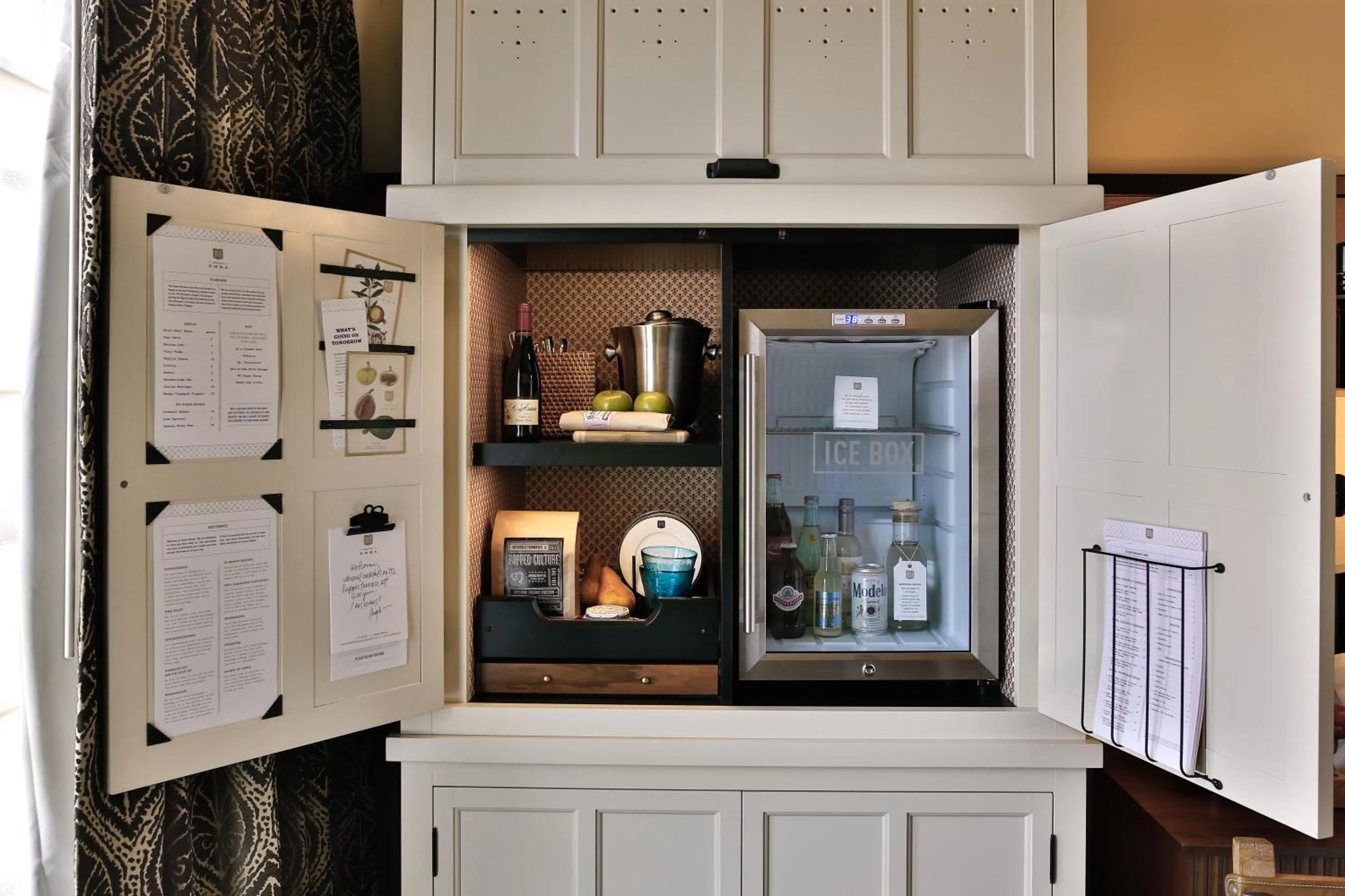 Food and drinks in Hotel Emma at Pearl on the Riverwalk