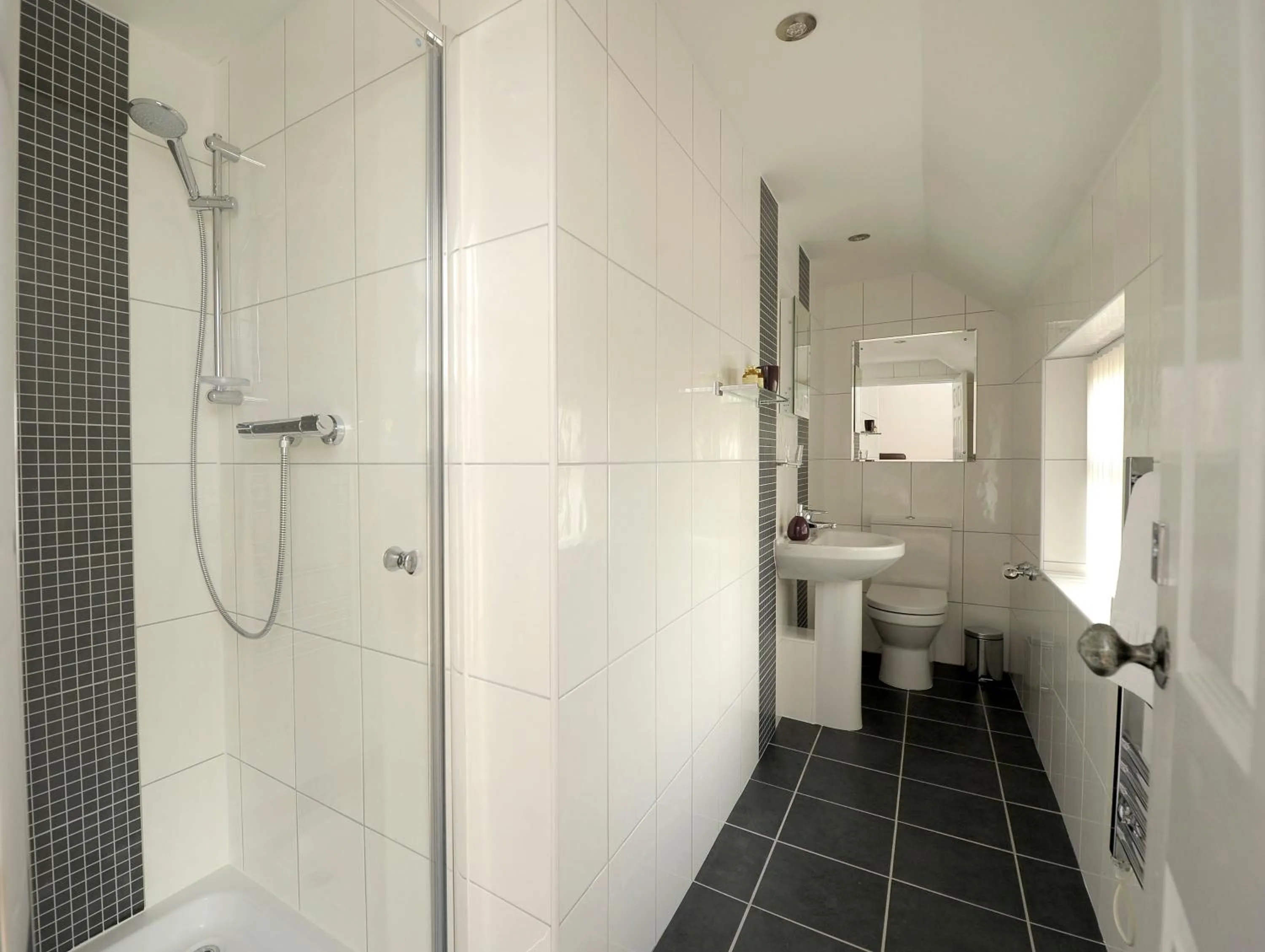 Shower in The Huntsman Inn of Little Wenlock