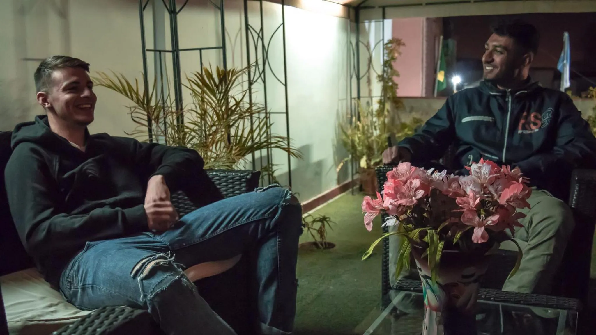 People in El Portal De San Lázaro