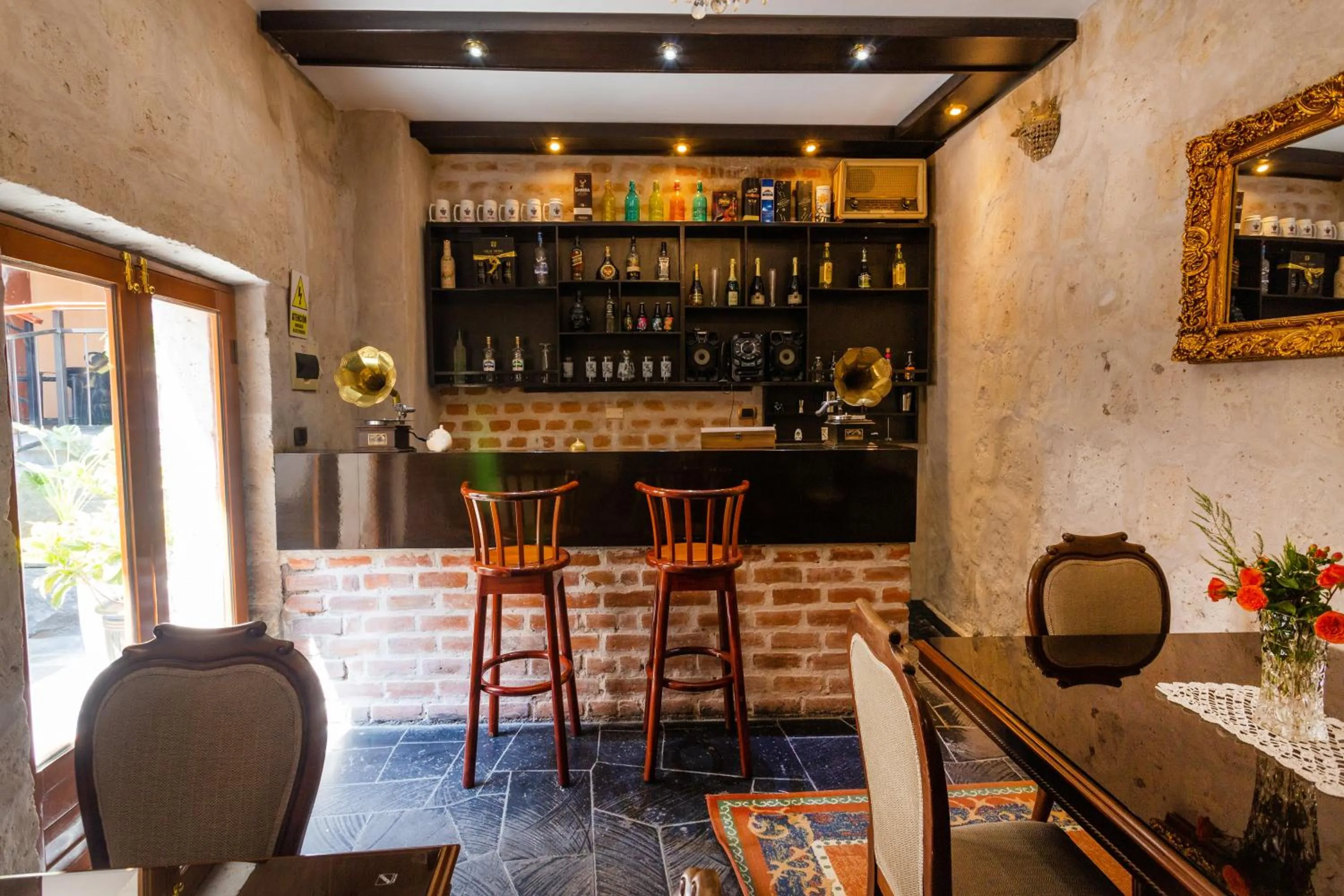 Lounge or bar in El Portal De San Lázaro