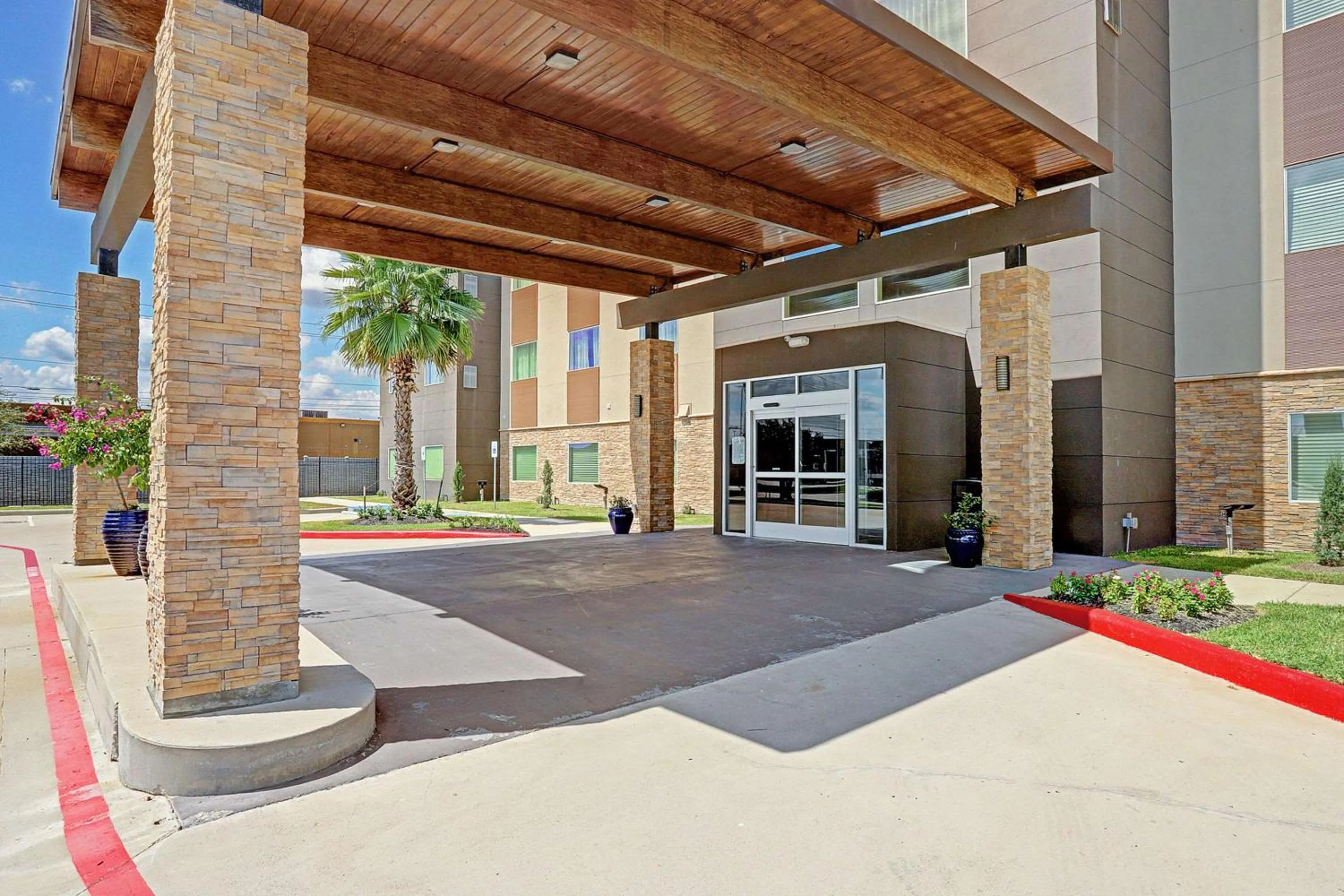 Property building in Best Western Plus Westheimer - Westchase Inn & Suites