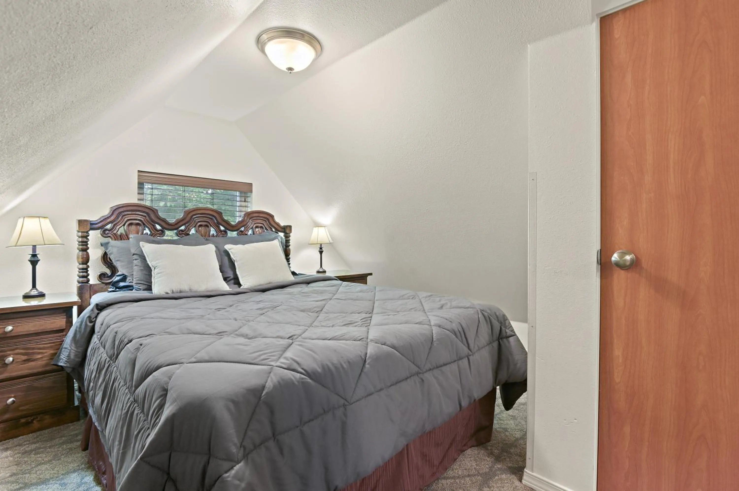 Bedroom, Bed in Maple Leaf Manor Suites