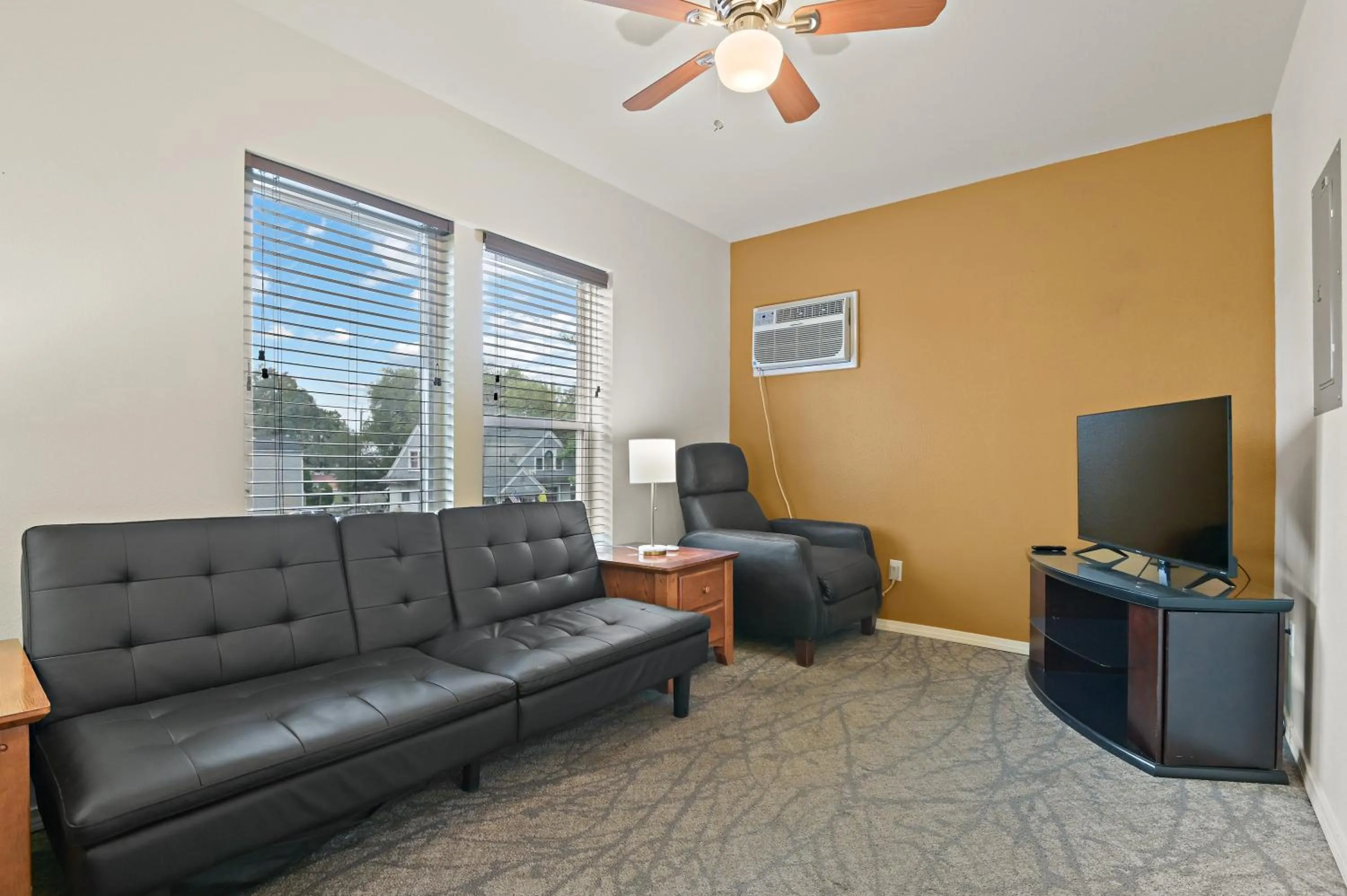 Living room in Maple Leaf Manor Suites