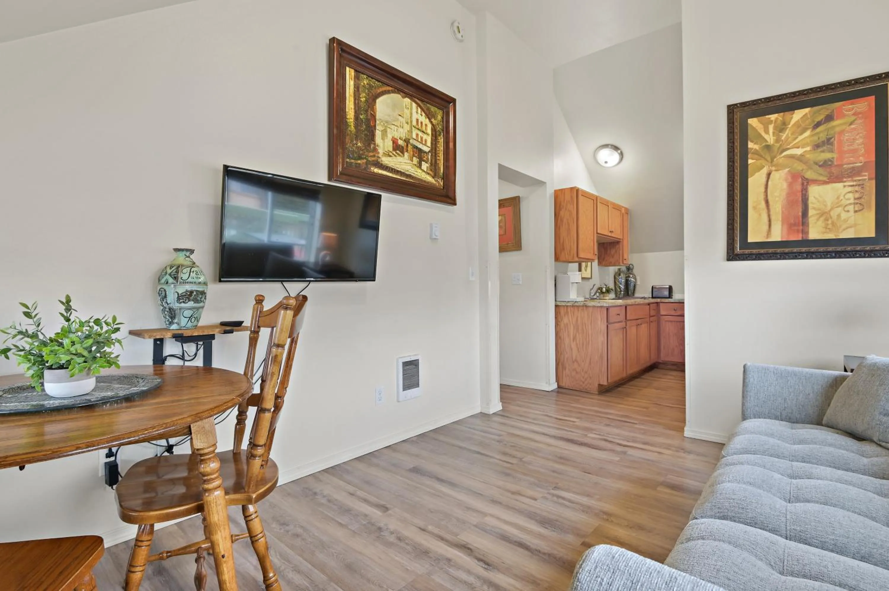 Living room in Maple Leaf Manor Suites