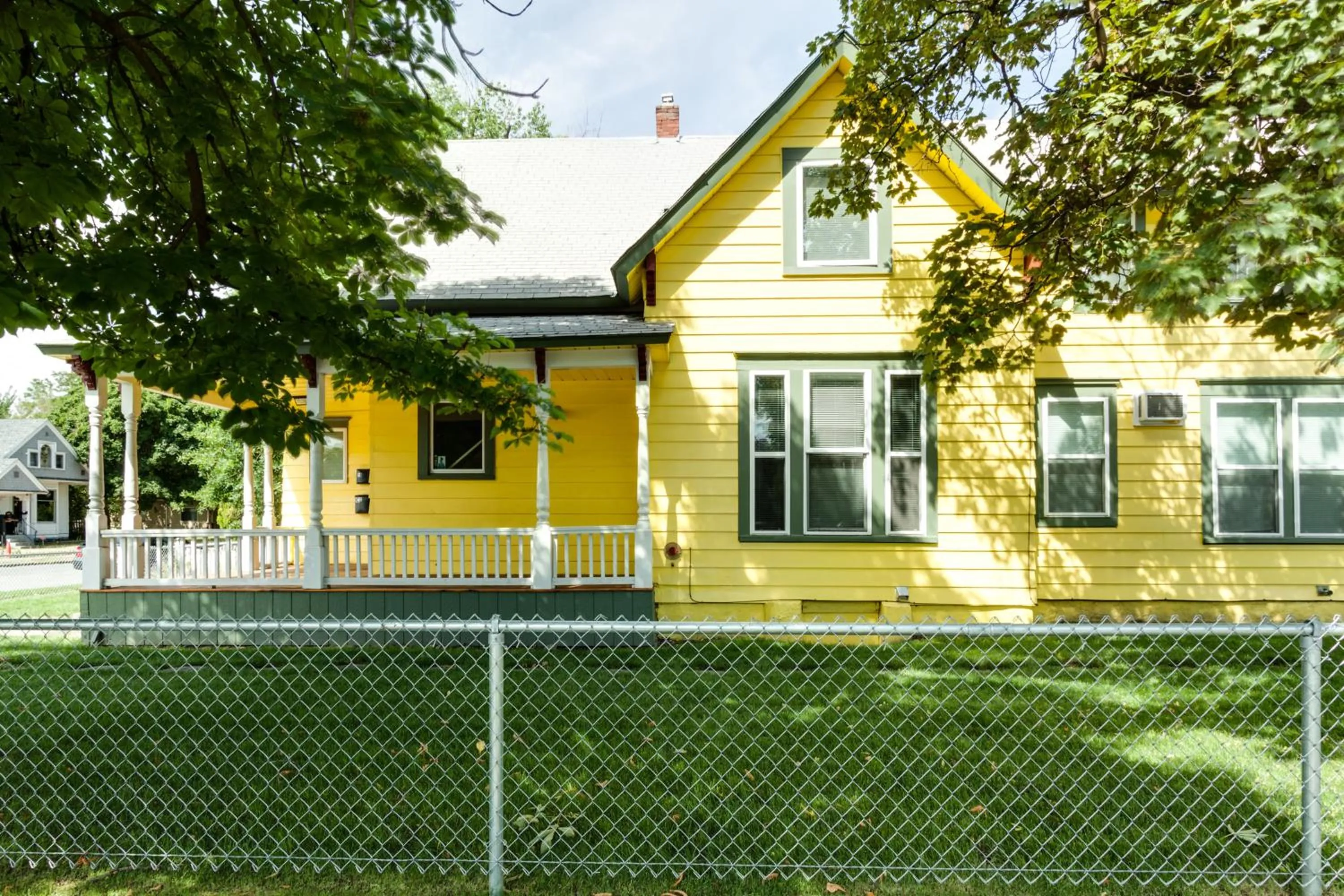Facade/entrance in Maple Leaf Manor Suites