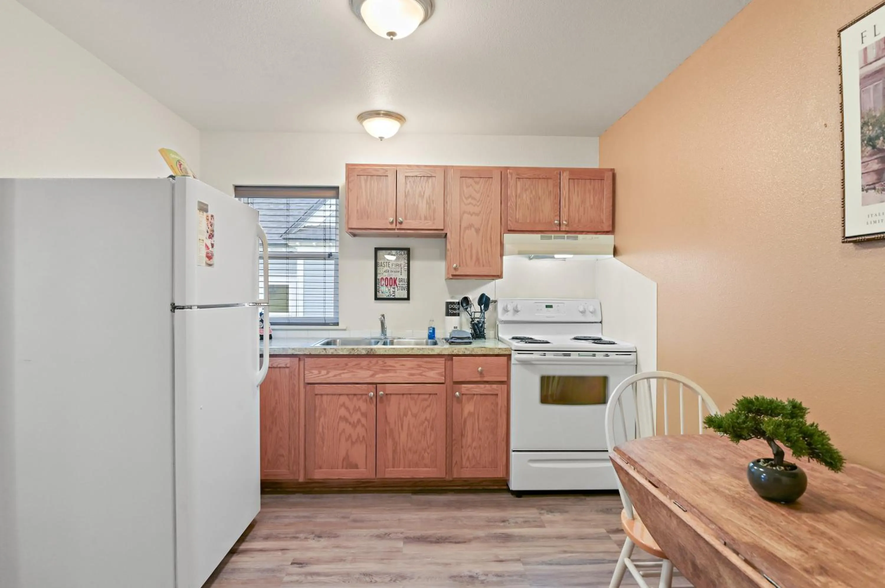 Kitchen or kitchenette in Maple Leaf Manor Suites