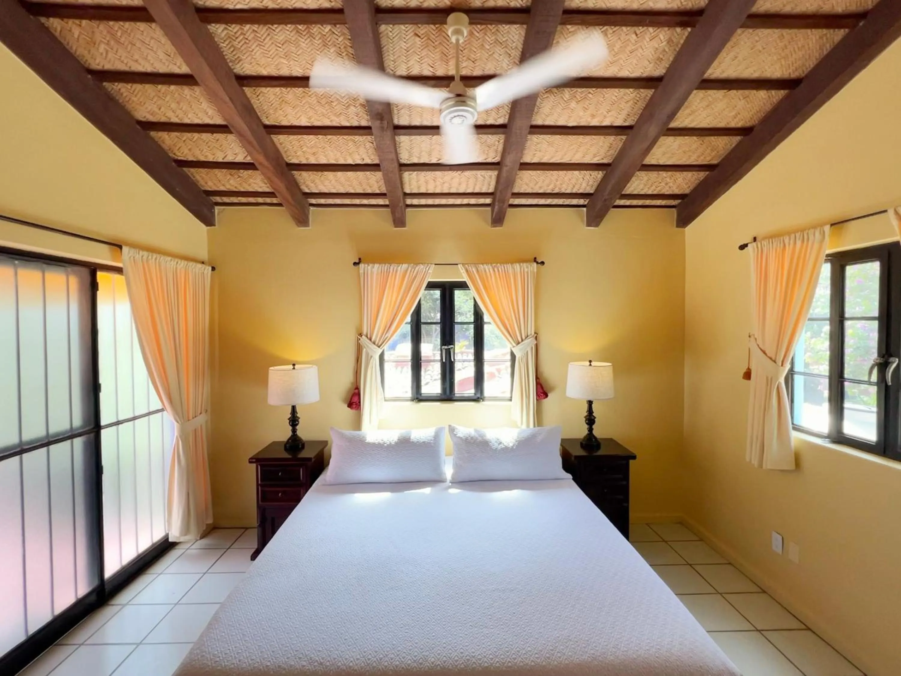 Bed in Estrellita's Bed & Breakfast