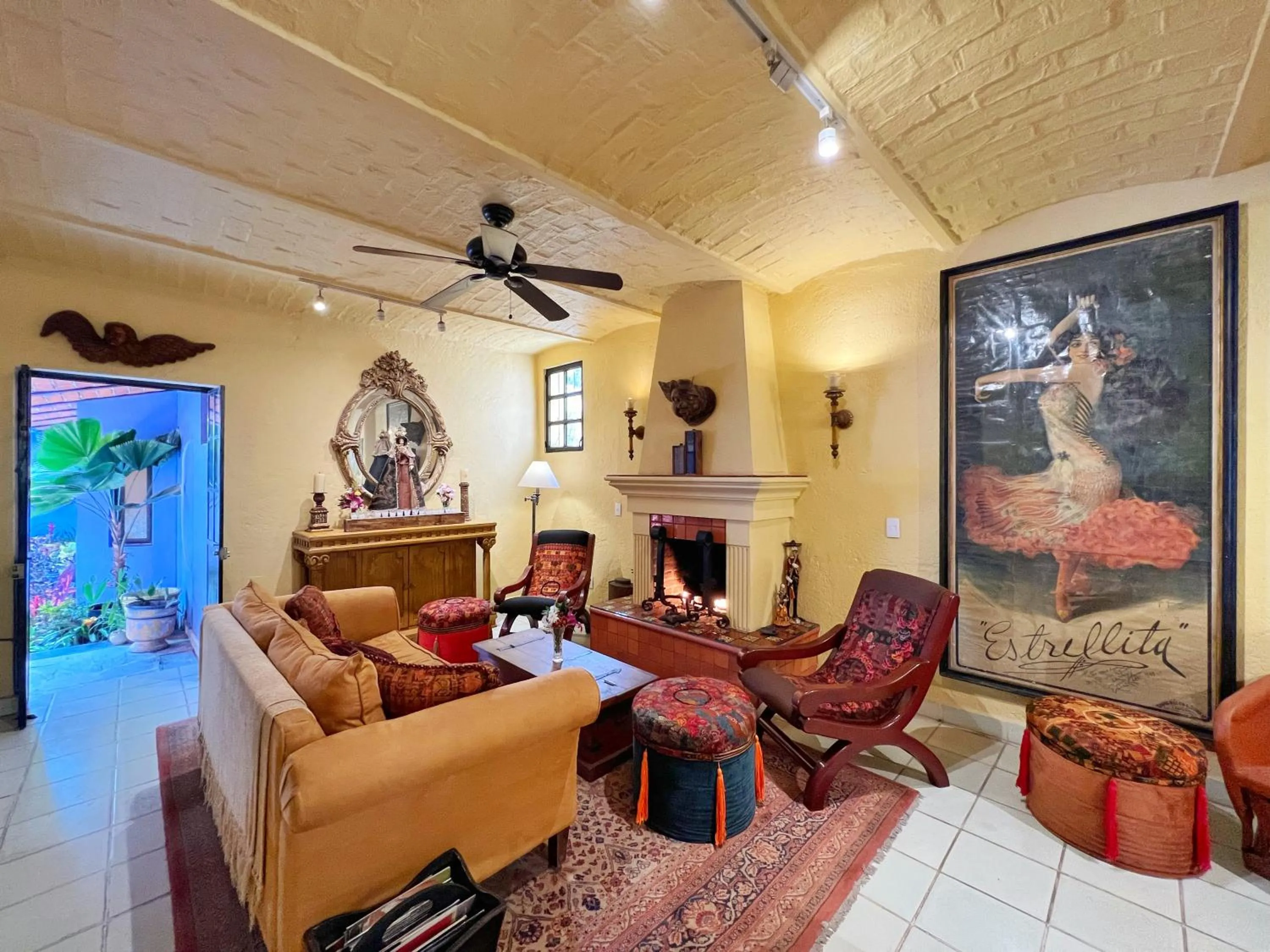 TV and multimedia in Estrellita's Bed & Breakfast