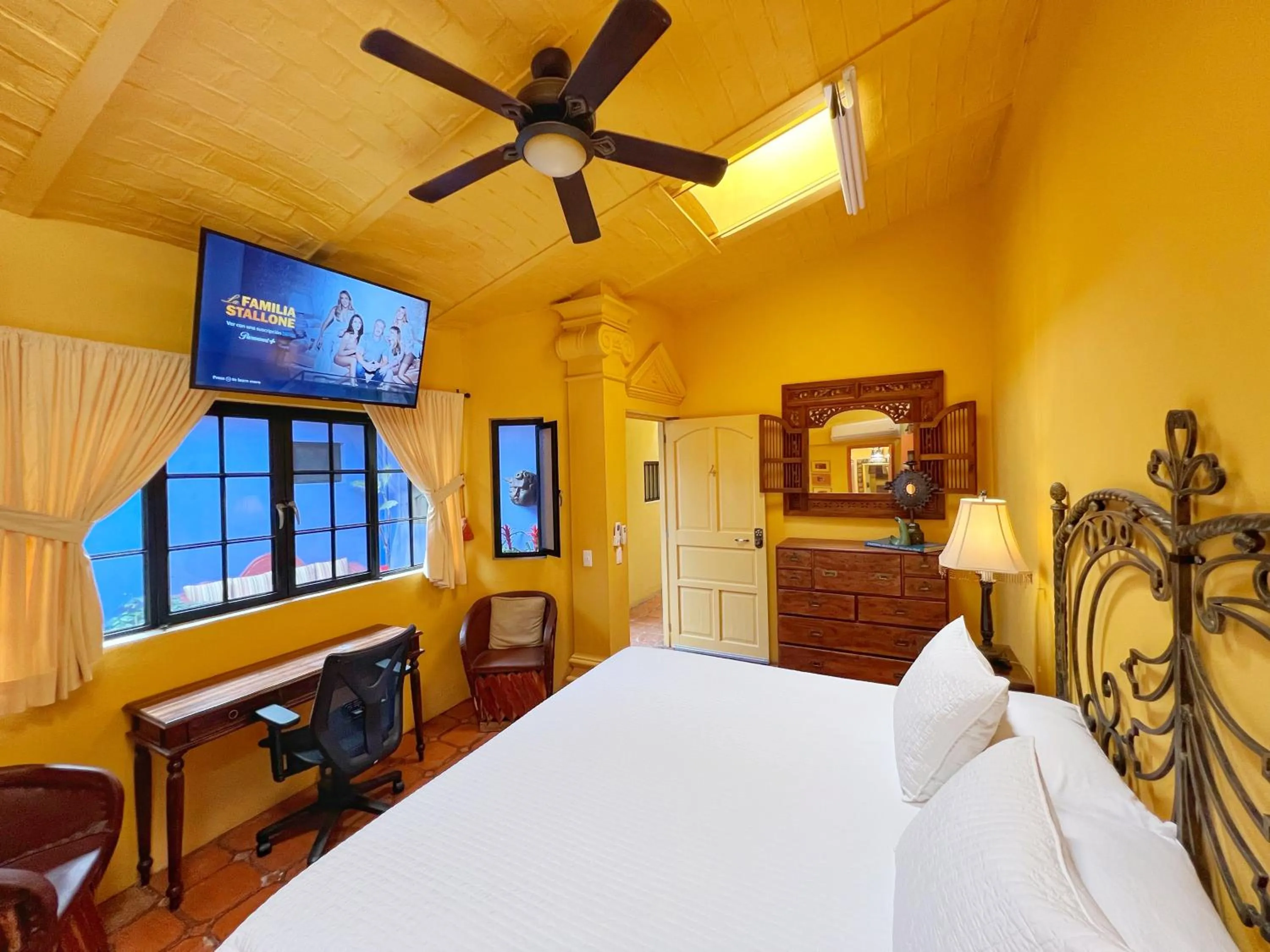 Bed in Estrellita's Bed & Breakfast