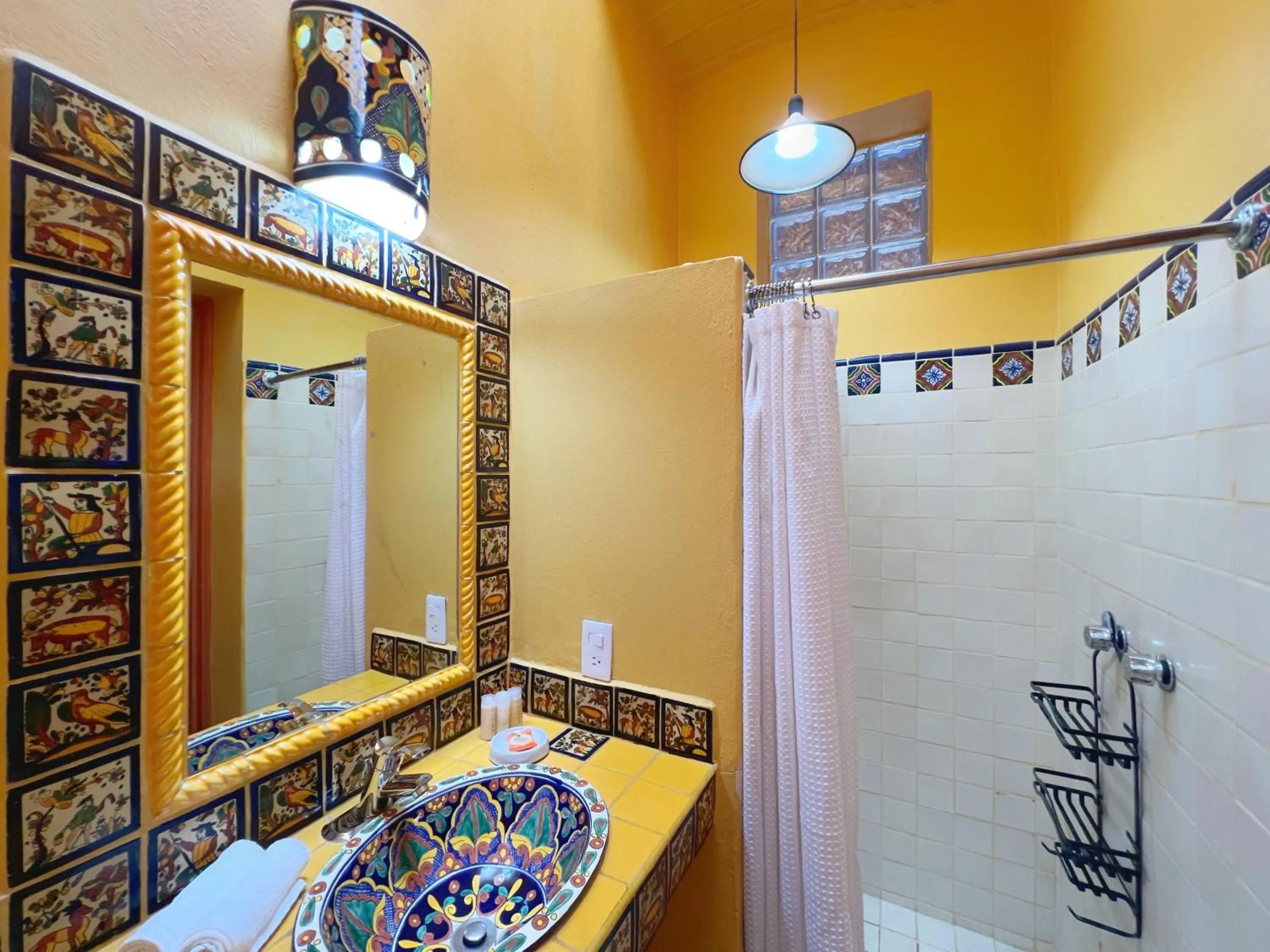 Shower in Estrellita's Bed & Breakfast