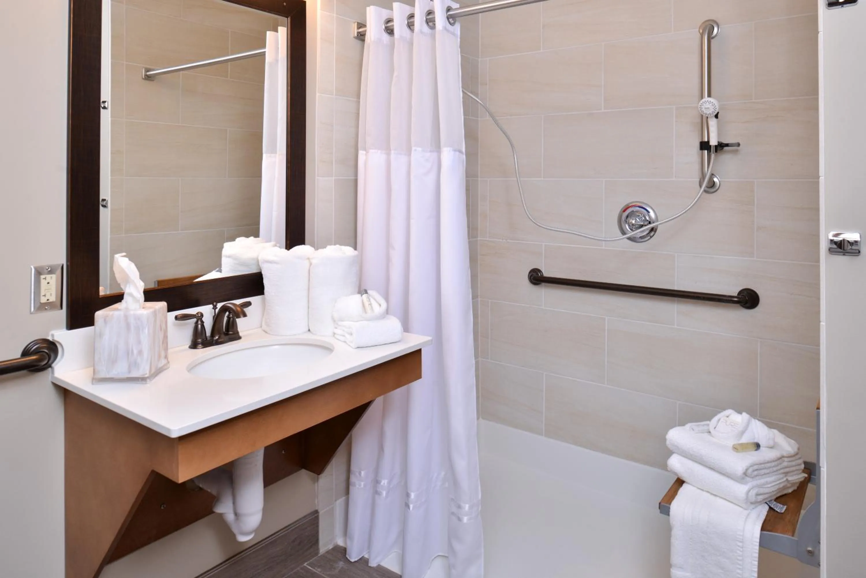 Bathroom in Appomattox Inn and Suites