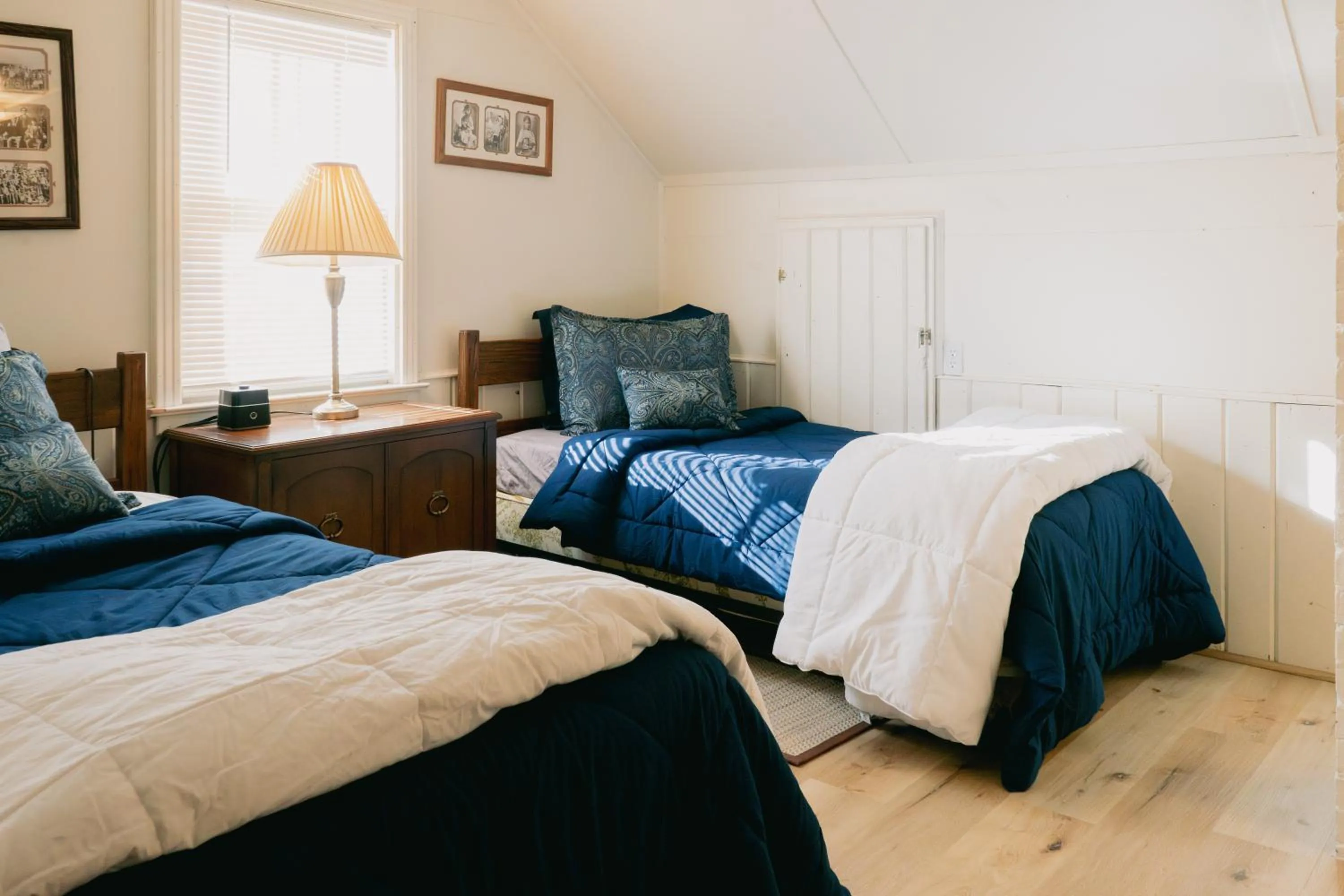 Bed in First Deadwood Cottages