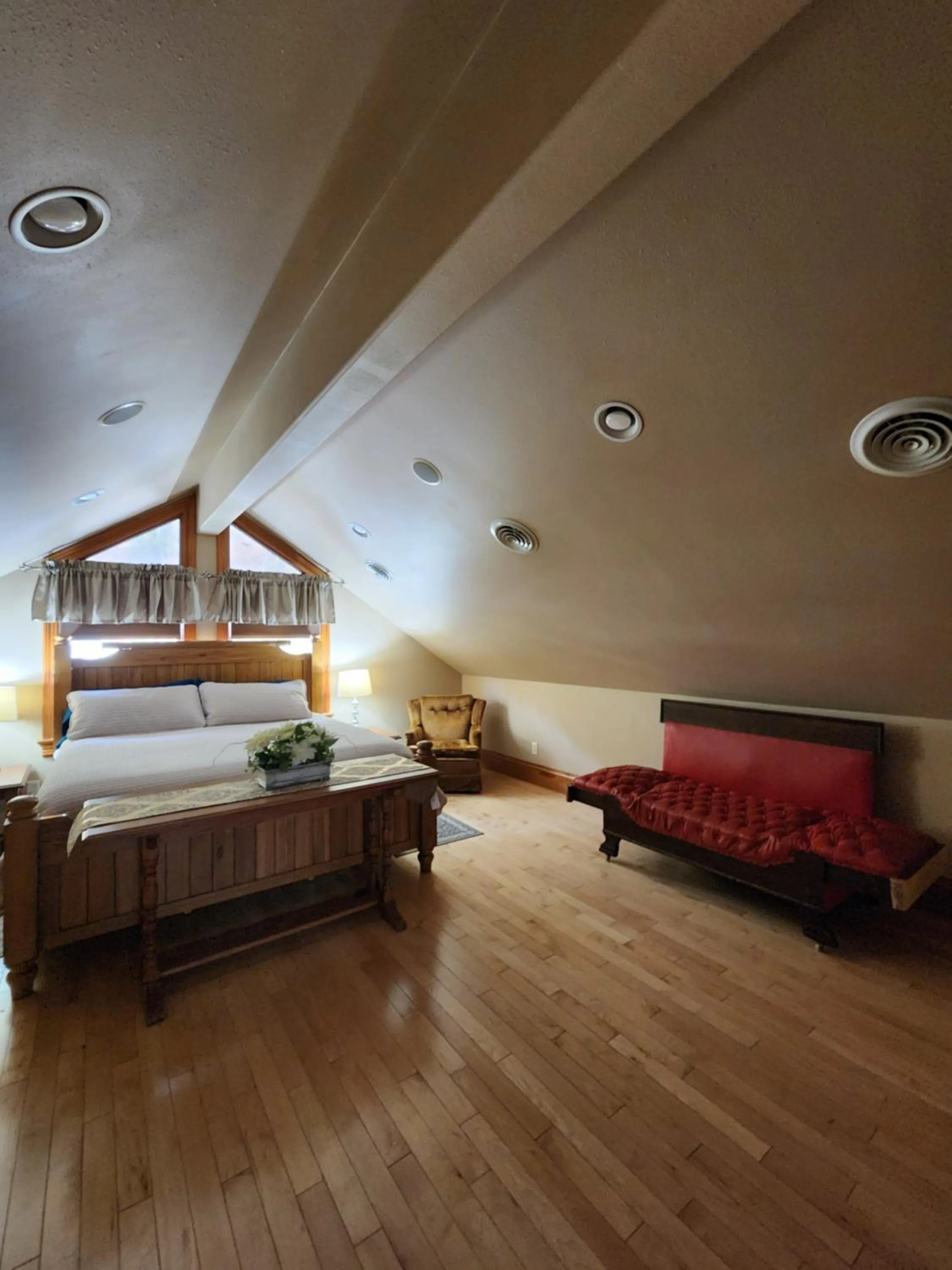 Bed in First Deadwood Cottages