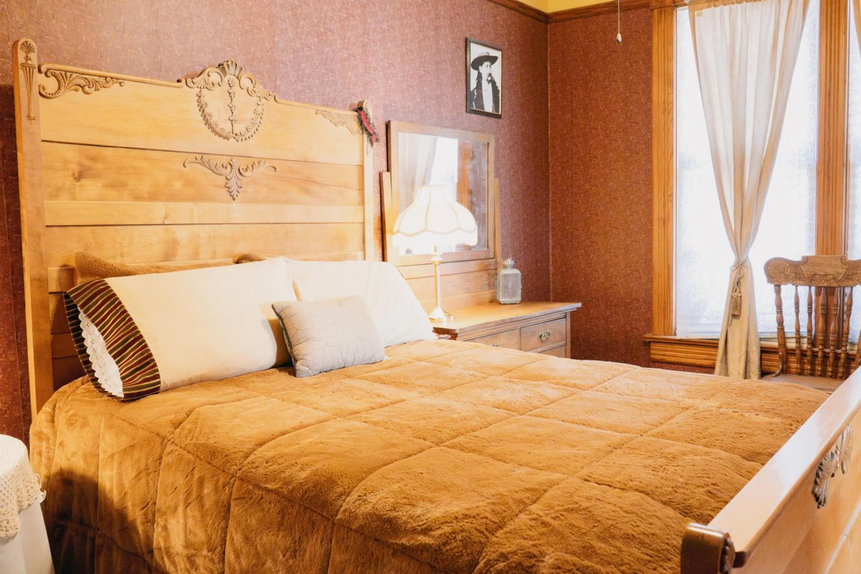 Bed in First Deadwood Cottages