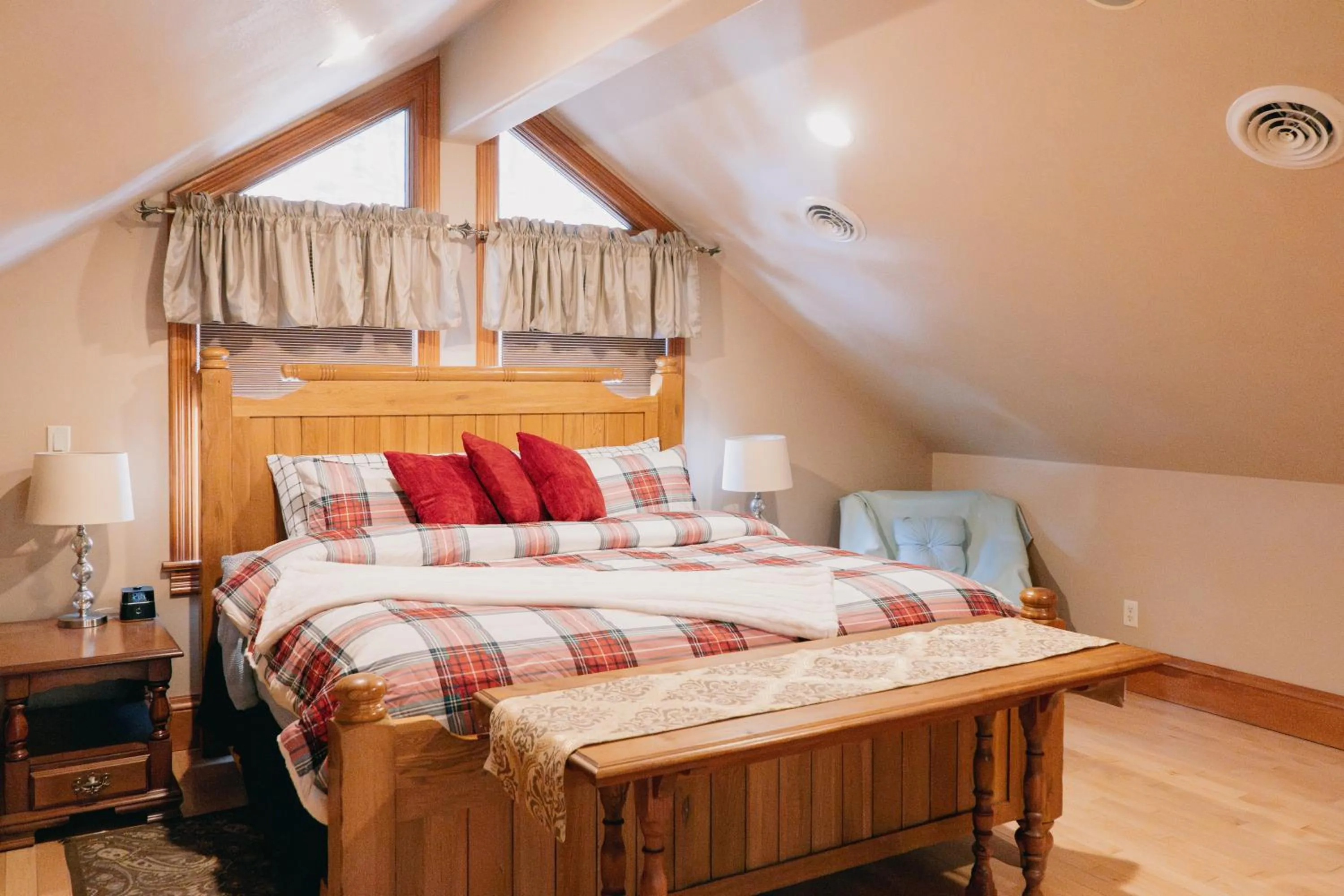 Bed in First Deadwood Cottages