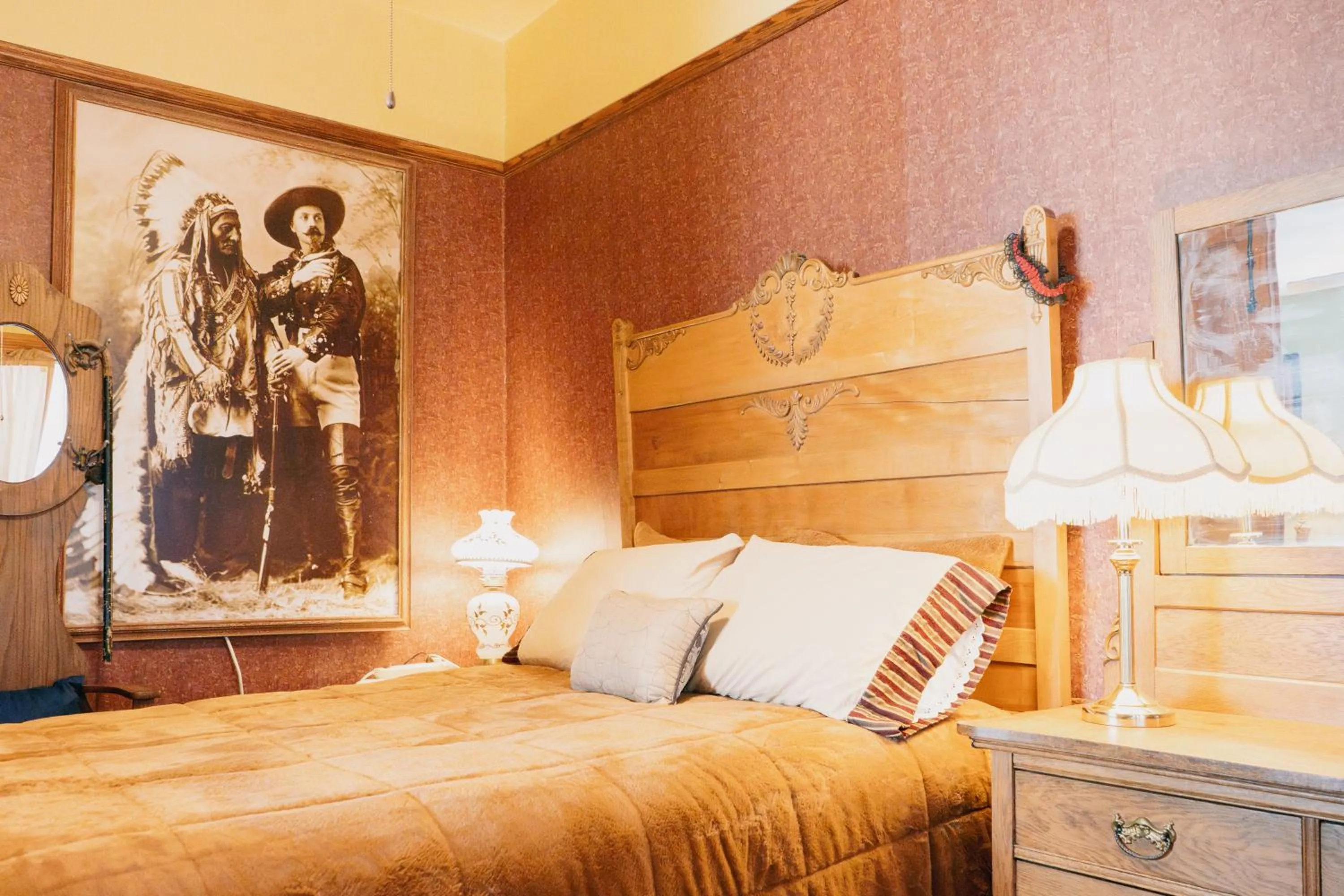 Bed in First Deadwood Cottages