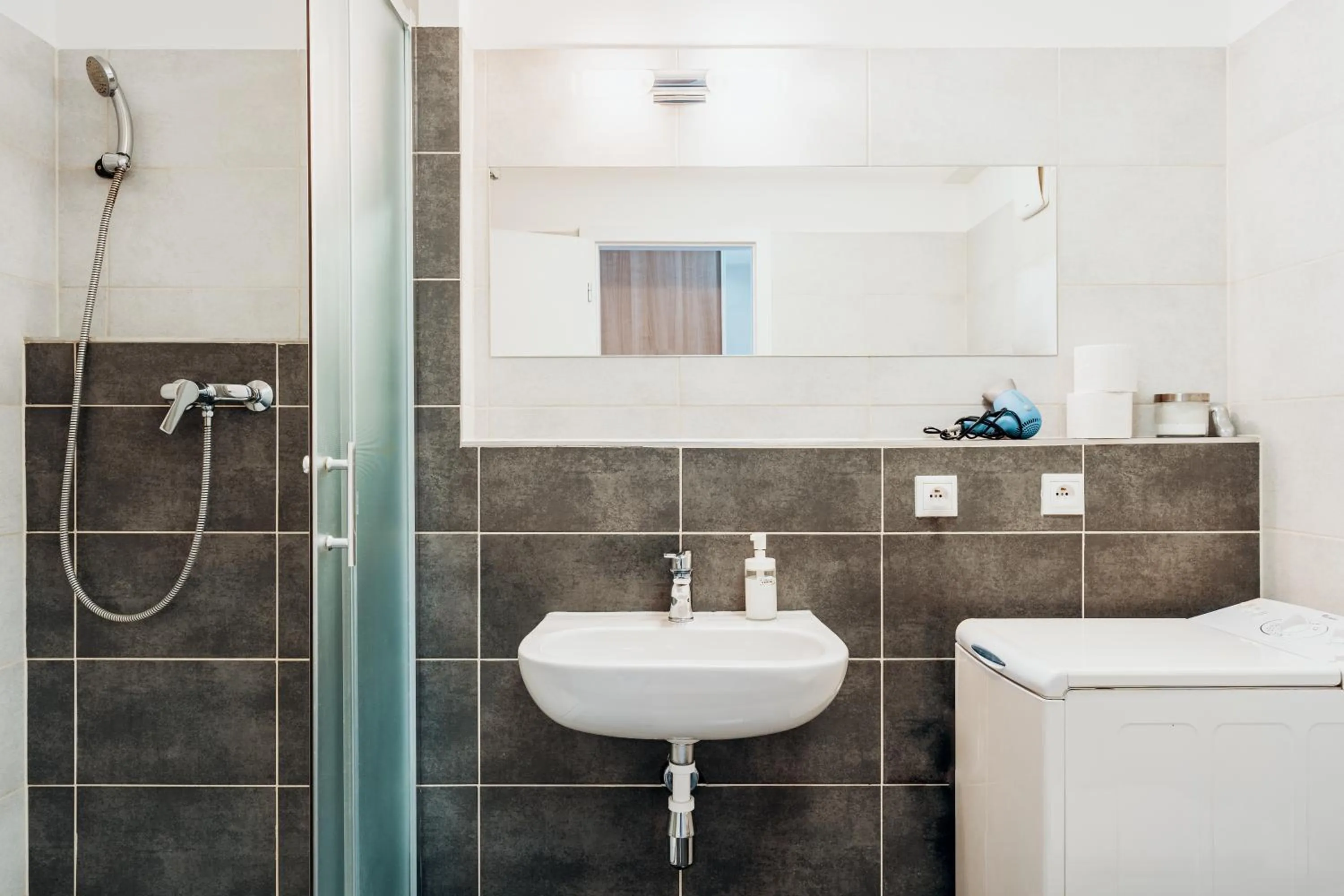 Shower in Charming & Cozy Ambiente Apartments