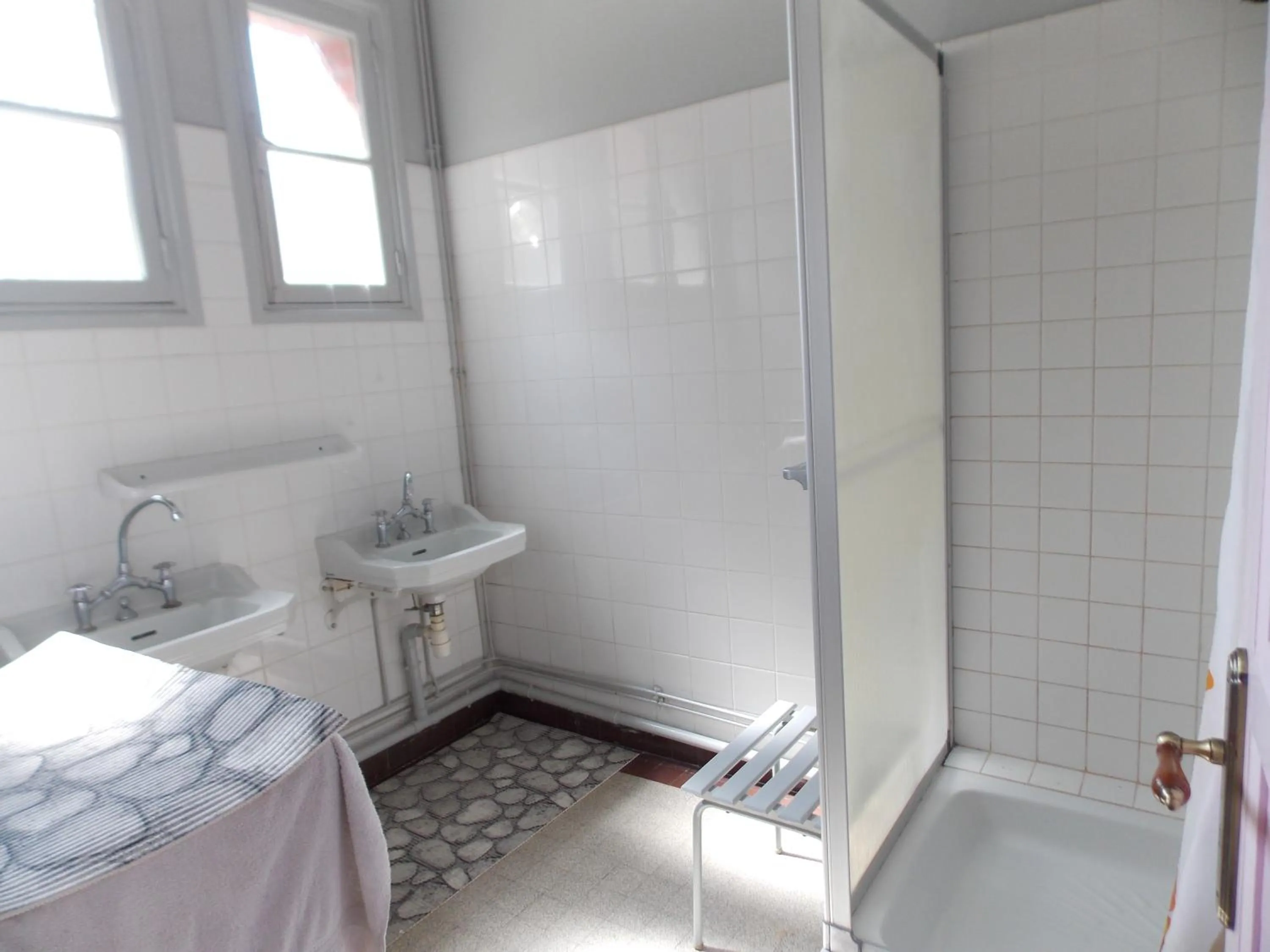 Shower, Bed in Le Soleil D'or