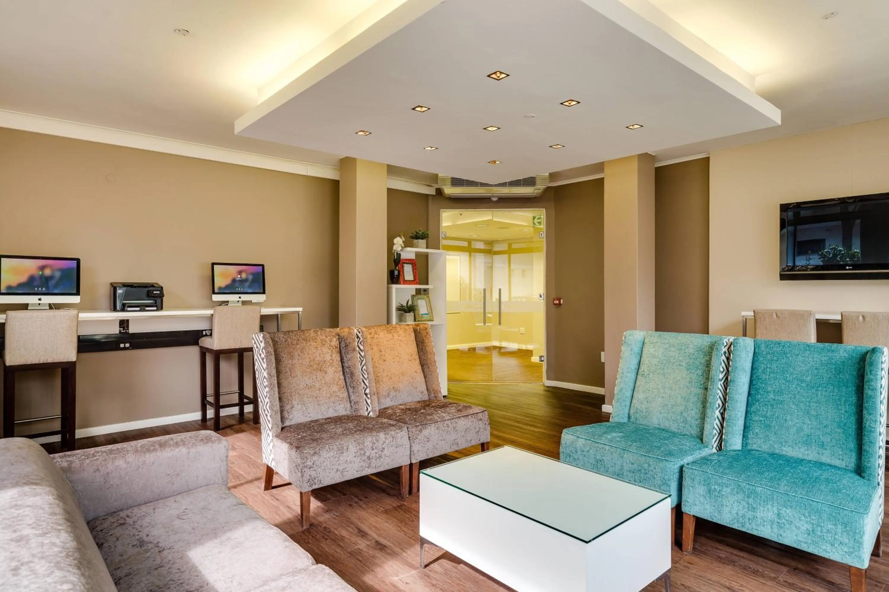 Lounge or bar in Protea Hotel by Marriott Cape Town Waterfront Breakwater Lodge