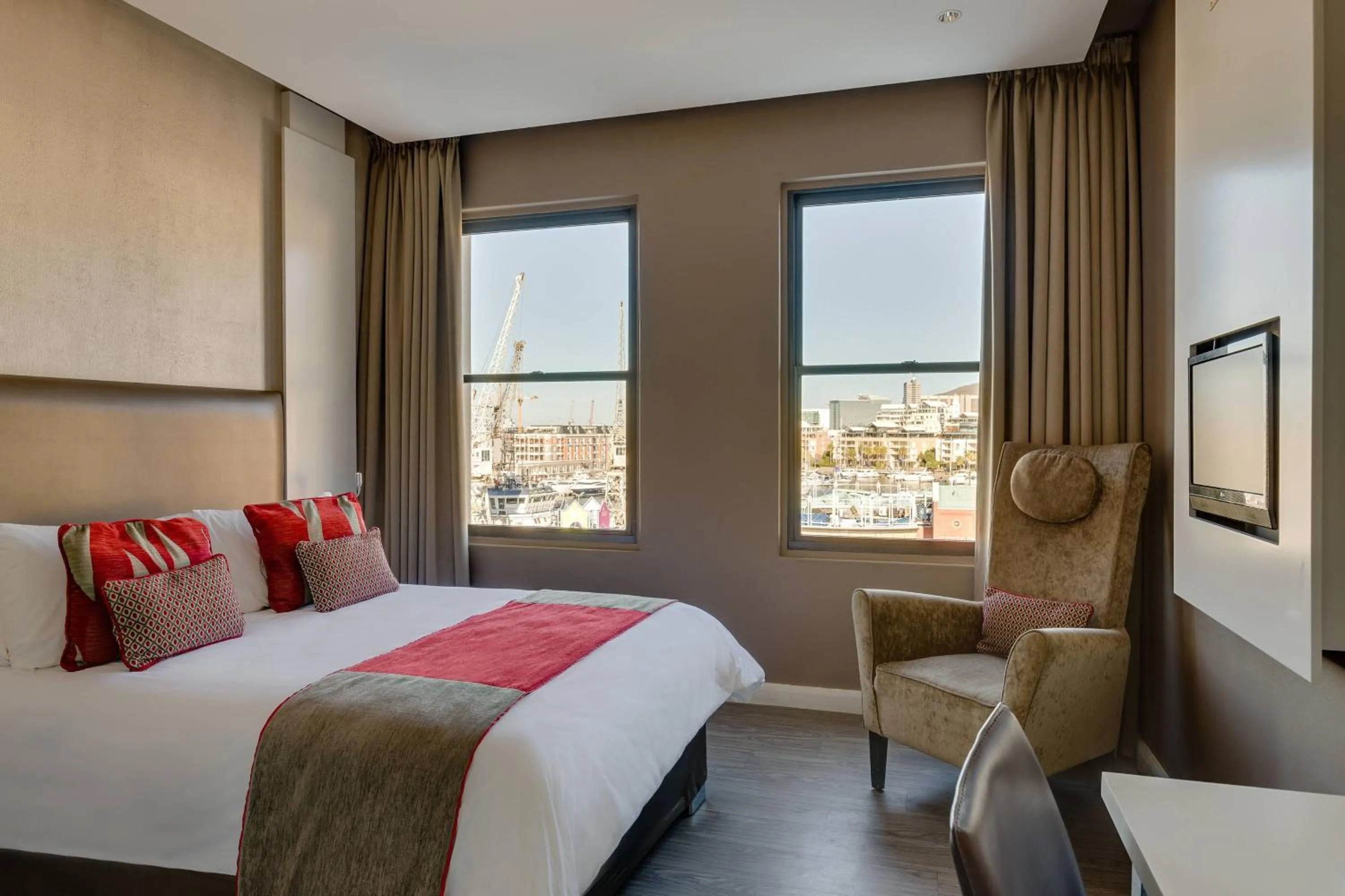 Photo of the whole room, Bed in Protea Hotel by Marriott Cape Town Waterfront Breakwater Lodge