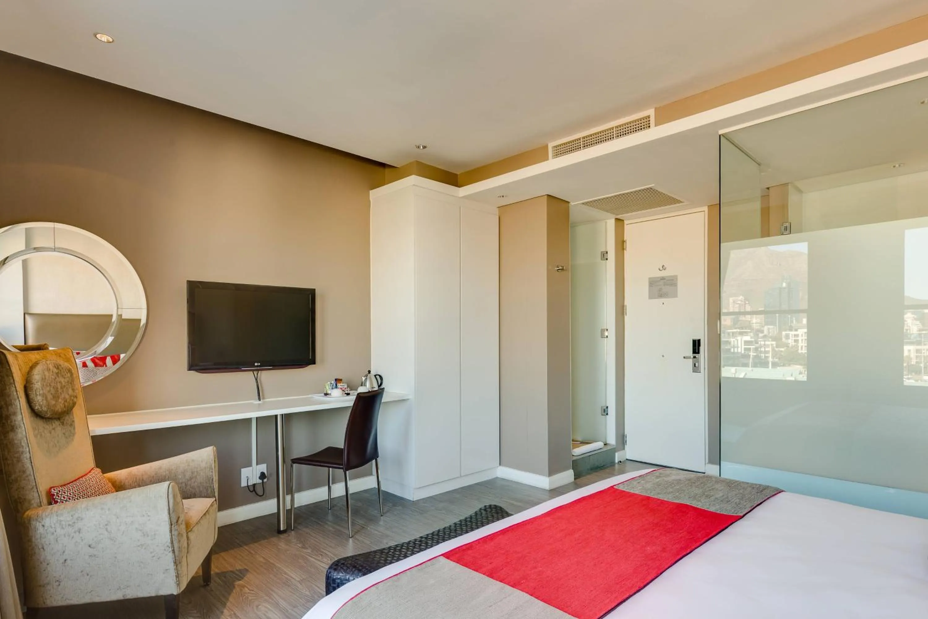 Photo of the whole room, Bed in Protea Hotel by Marriott Cape Town Waterfront Breakwater Lodge