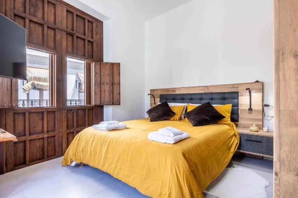 Bed in Alzhara Suites II Balcón Triana Torre Pelli