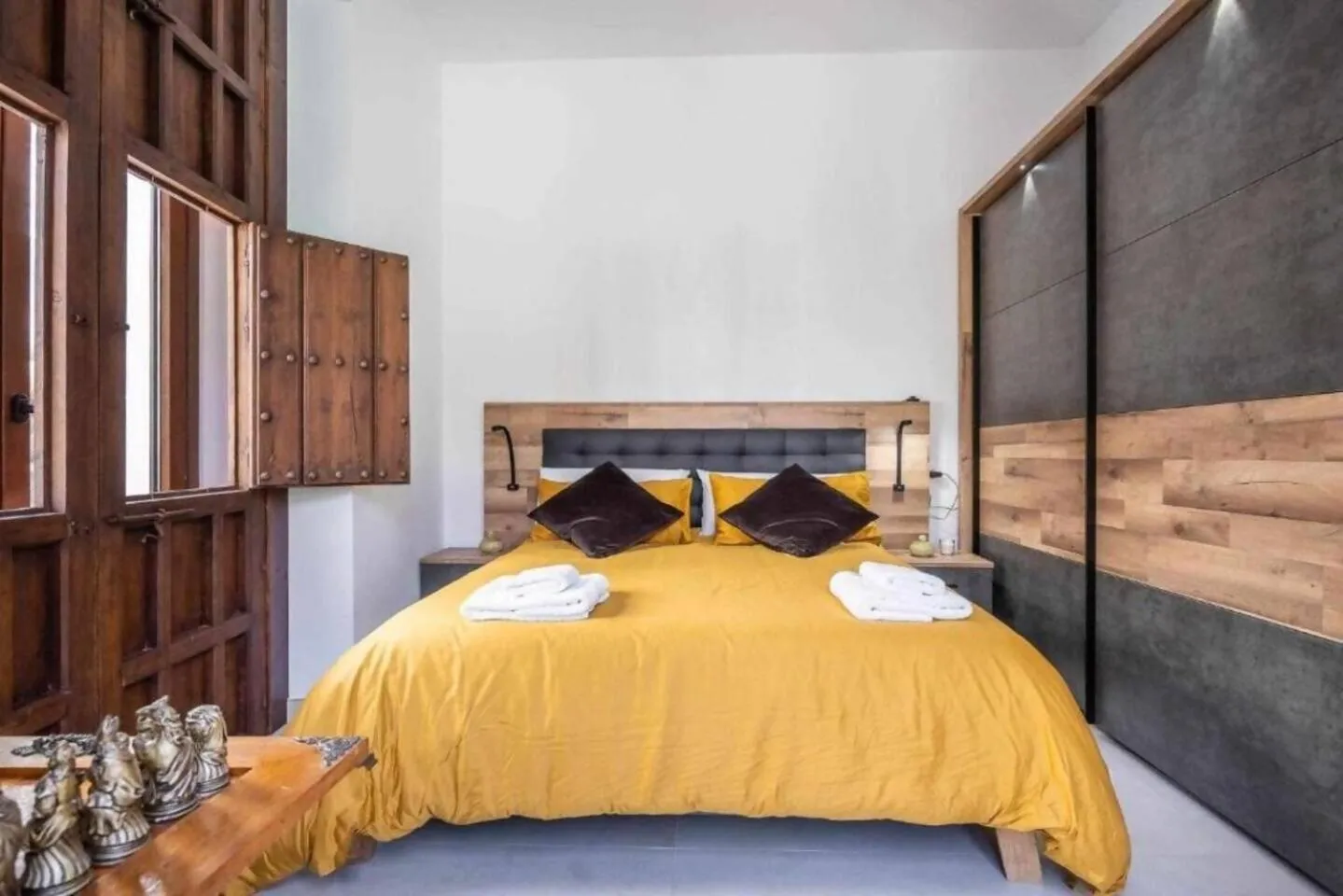 Bed in Alzhara Suites II Balcón Triana Torre Pelli