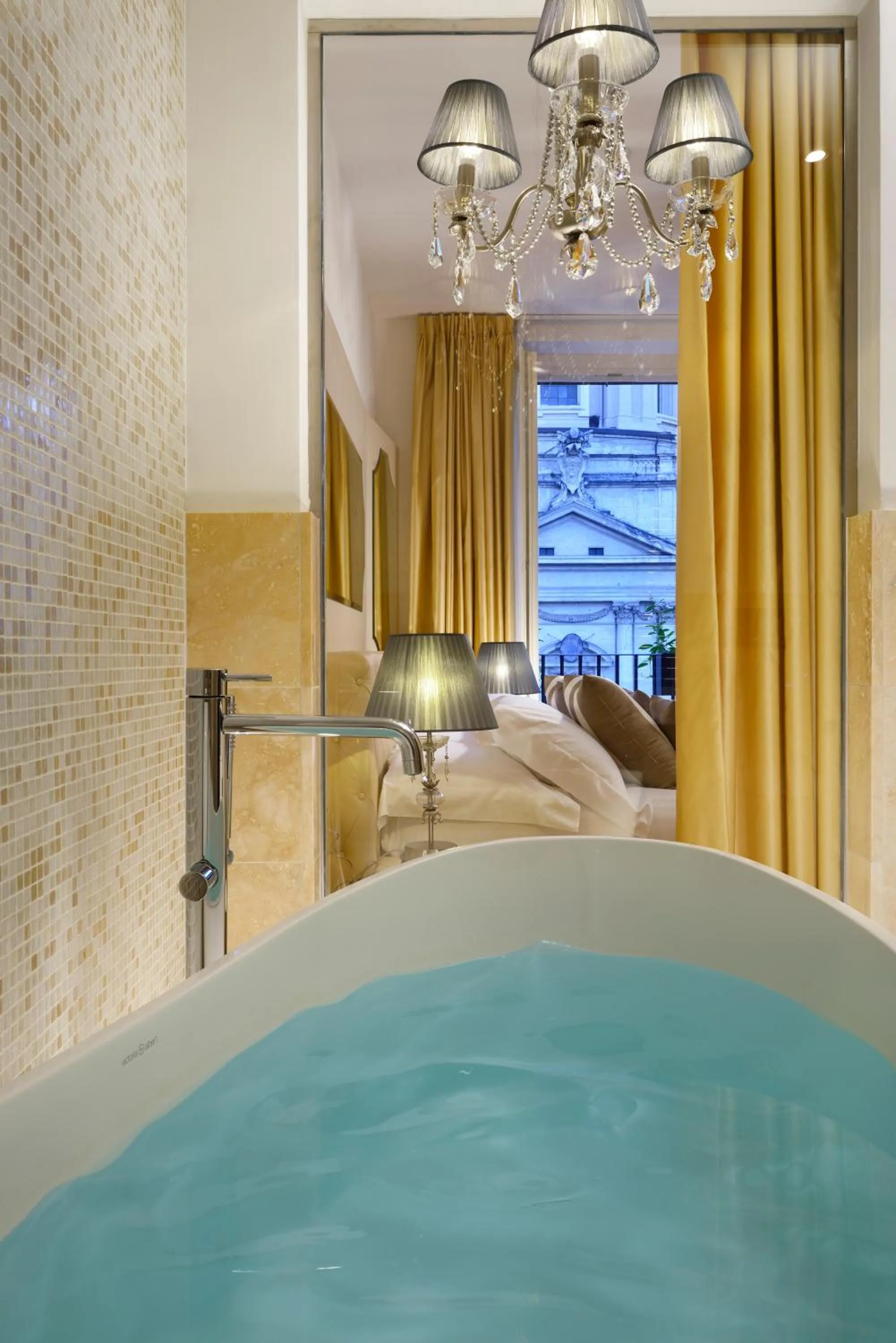 Bathroom, Bed in Lifestyle Suites Rome