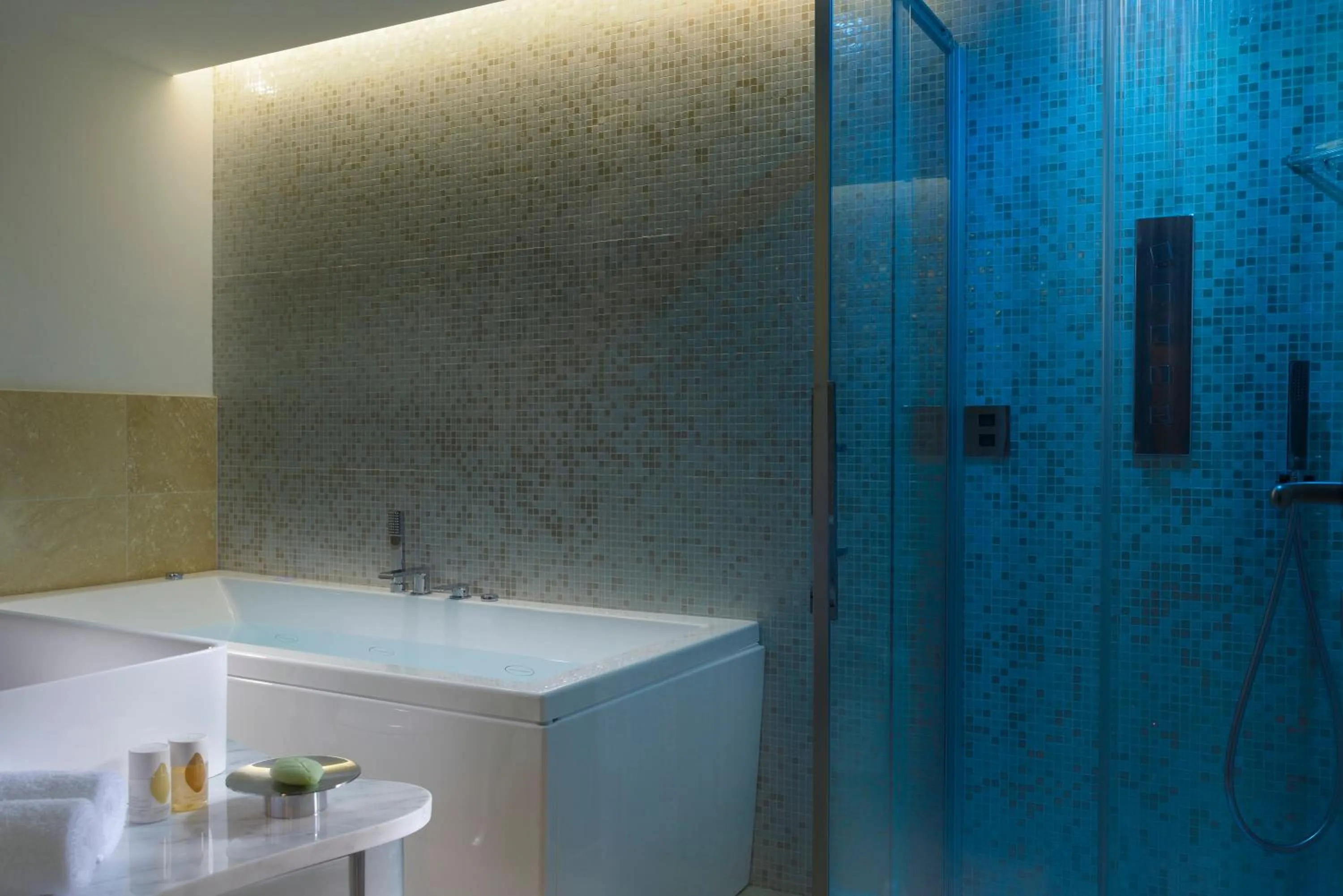 Shower in Lifestyle Suites Rome