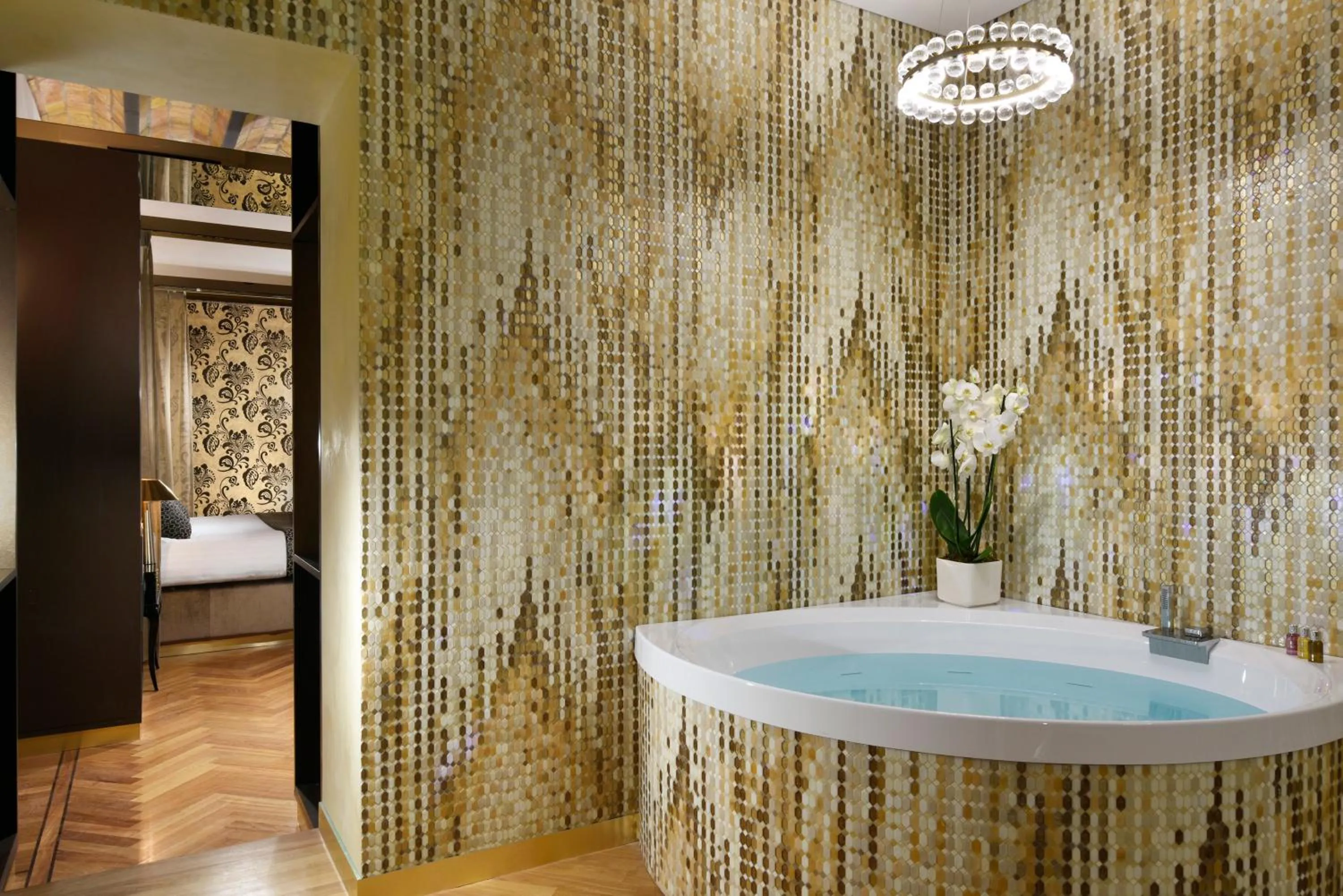 Hot Tub in Lifestyle Suites Rome