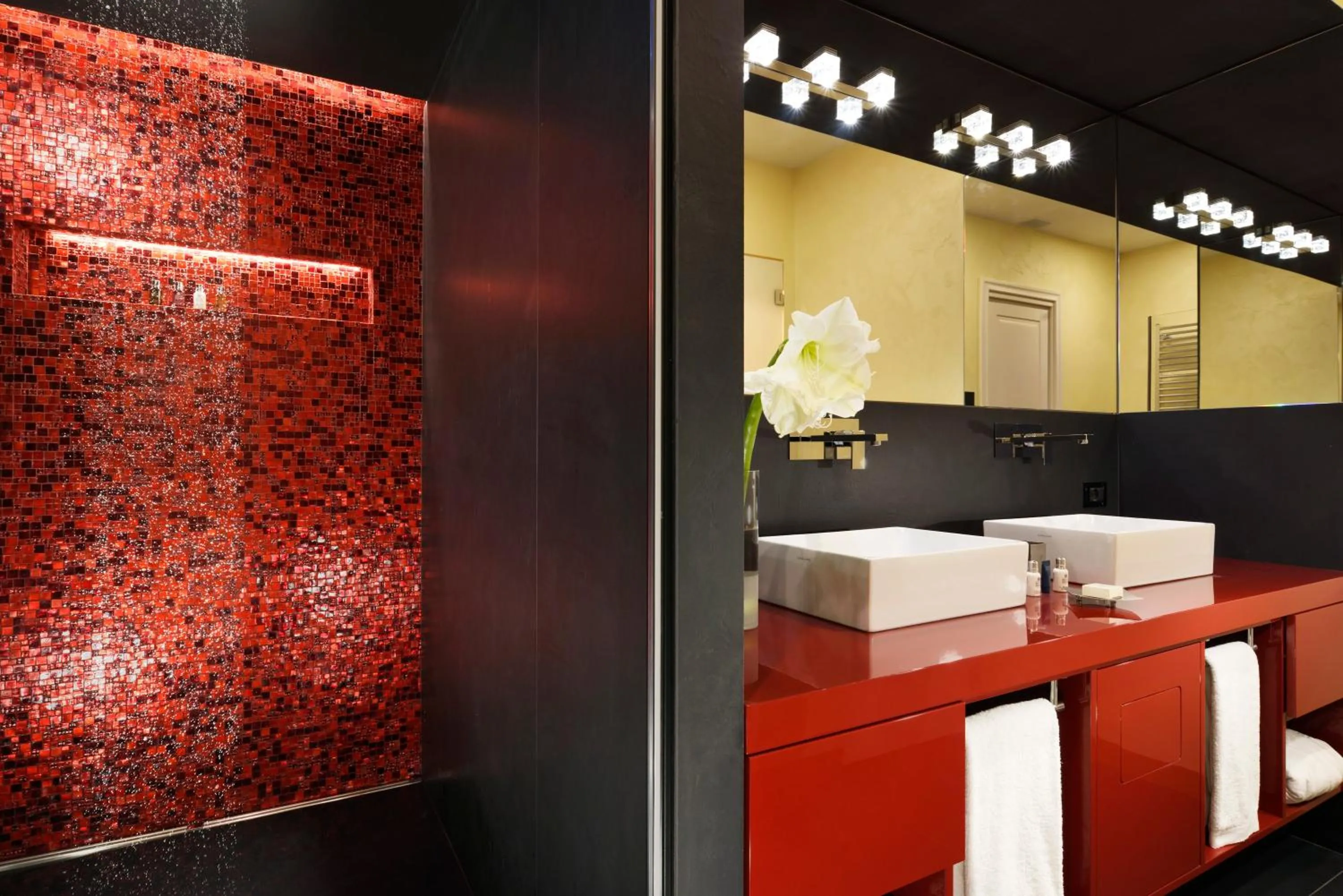 Shower in Lifestyle Suites Rome