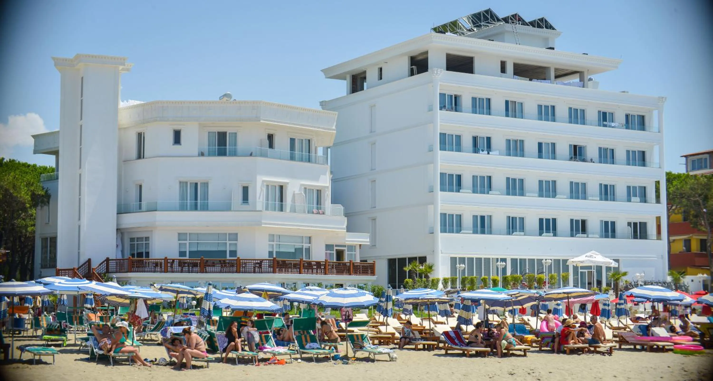 Restaurant/places to eat in Hotel Elesio