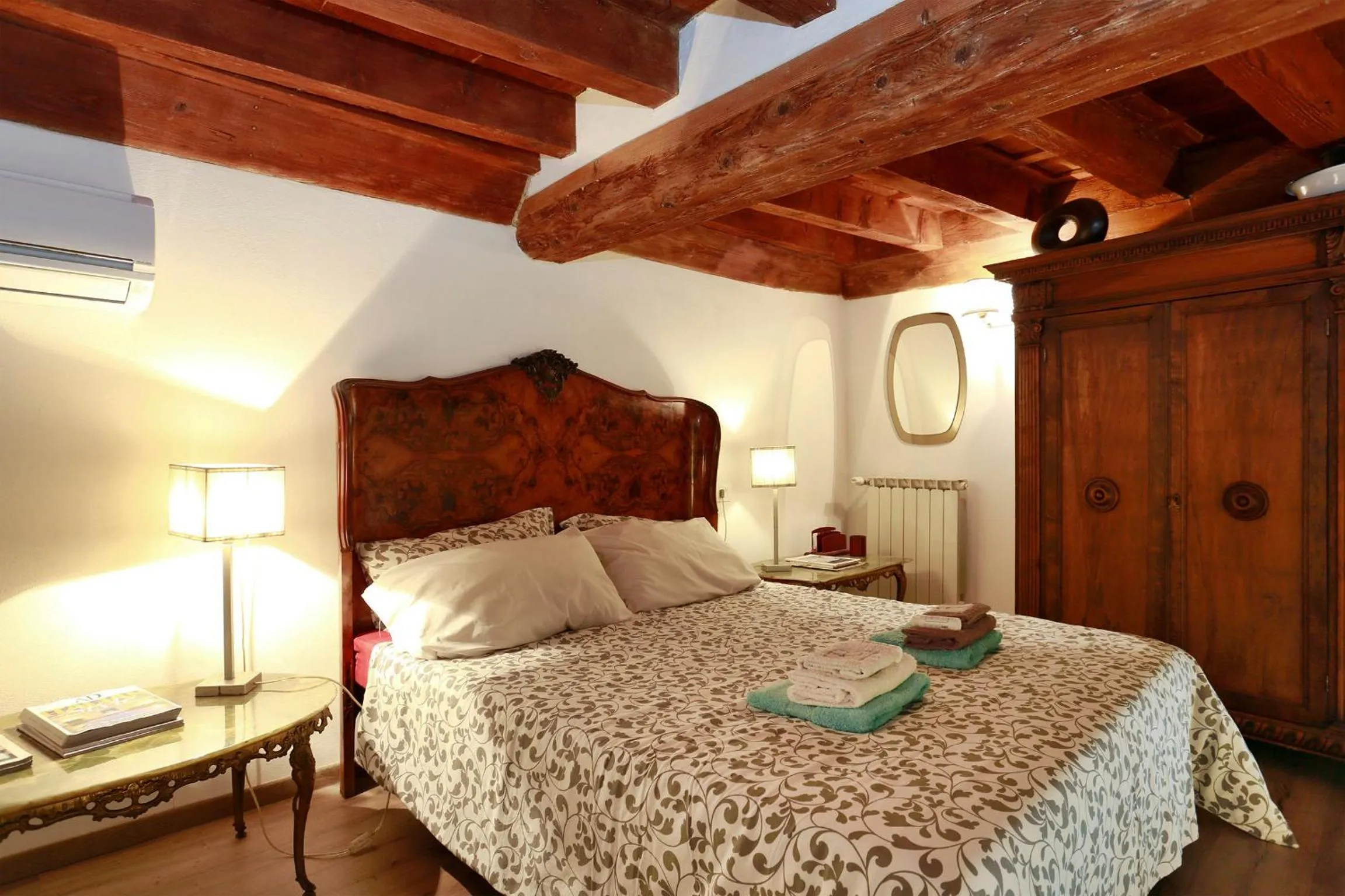 Photo of the whole room, Bed in Florence Pitti Loft