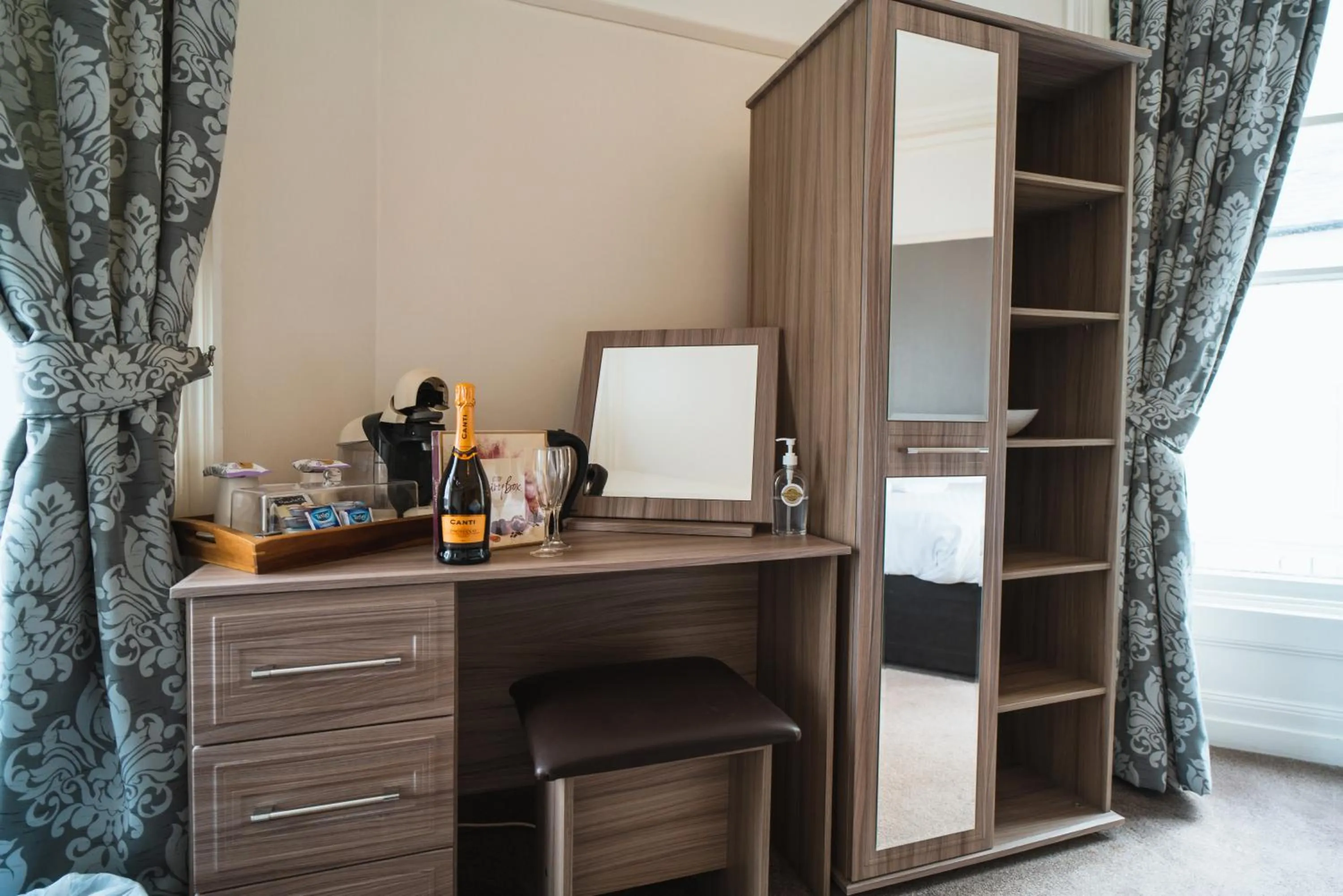 Johnny Dough's Conwy with Rooms