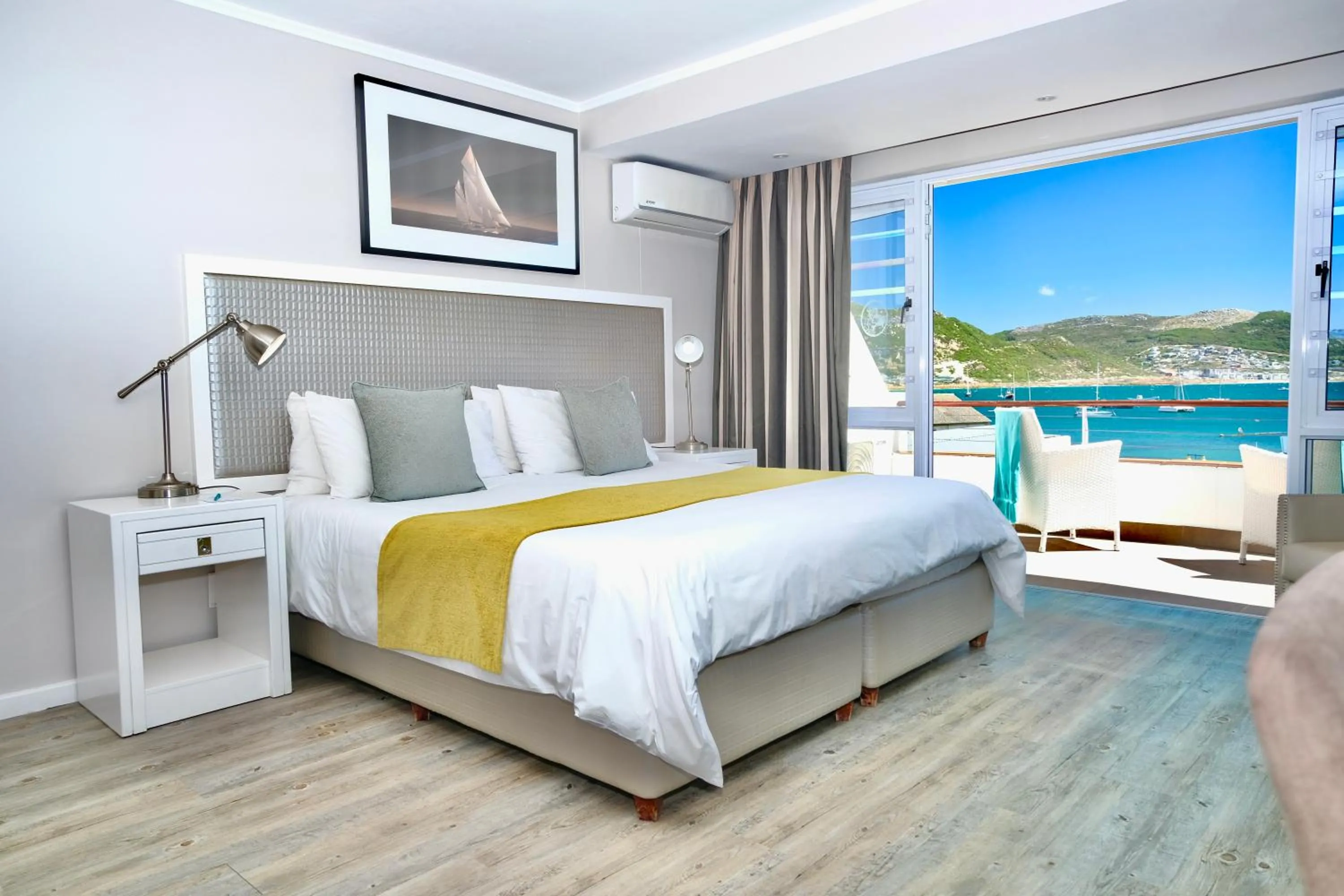 Property building, Bed in Simon's Town Quayside Hotel
