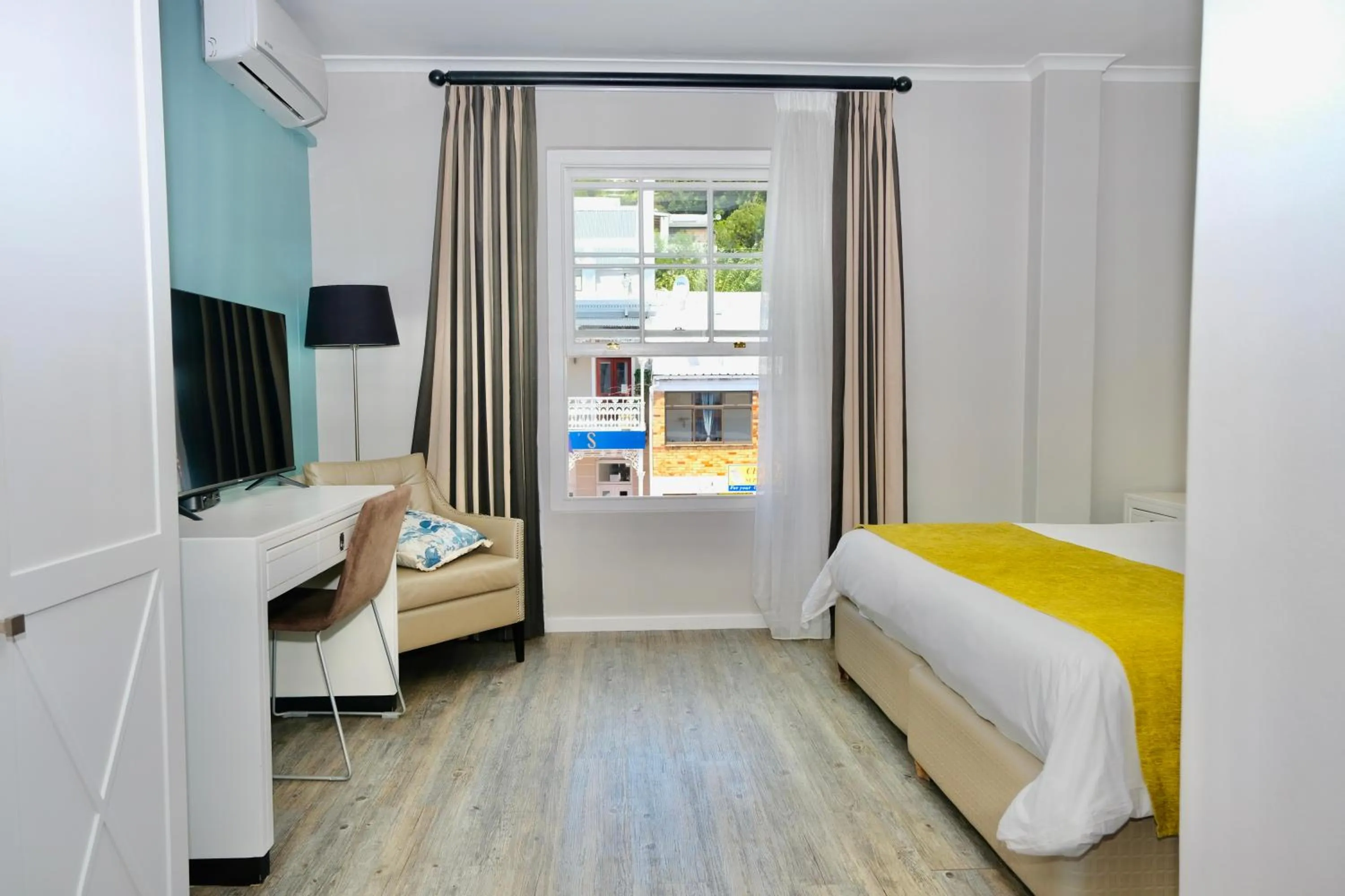 TV and multimedia, Bed in Simon's Town Quayside Hotel