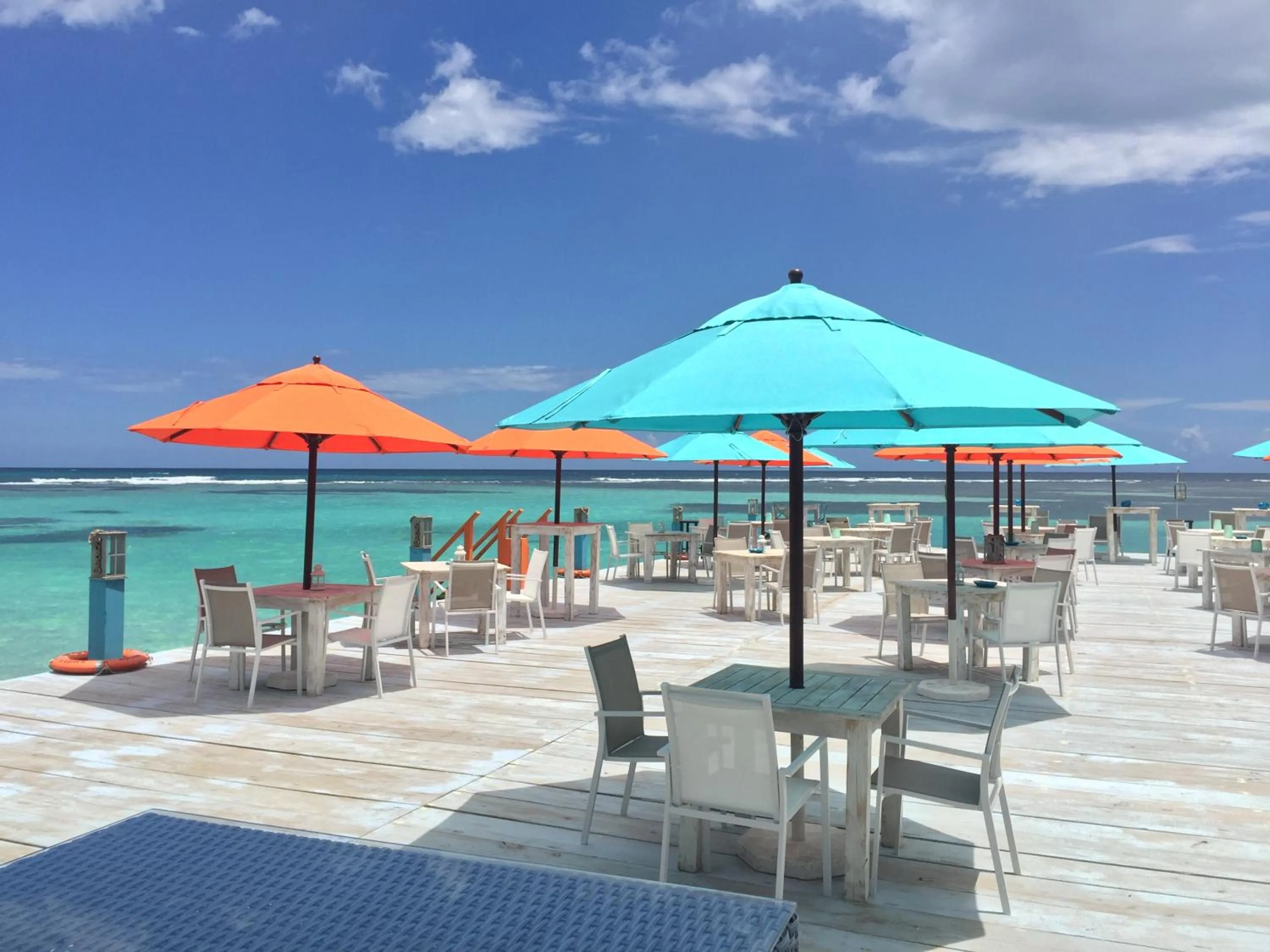 Restaurant/places to eat in Vista Marina Residence