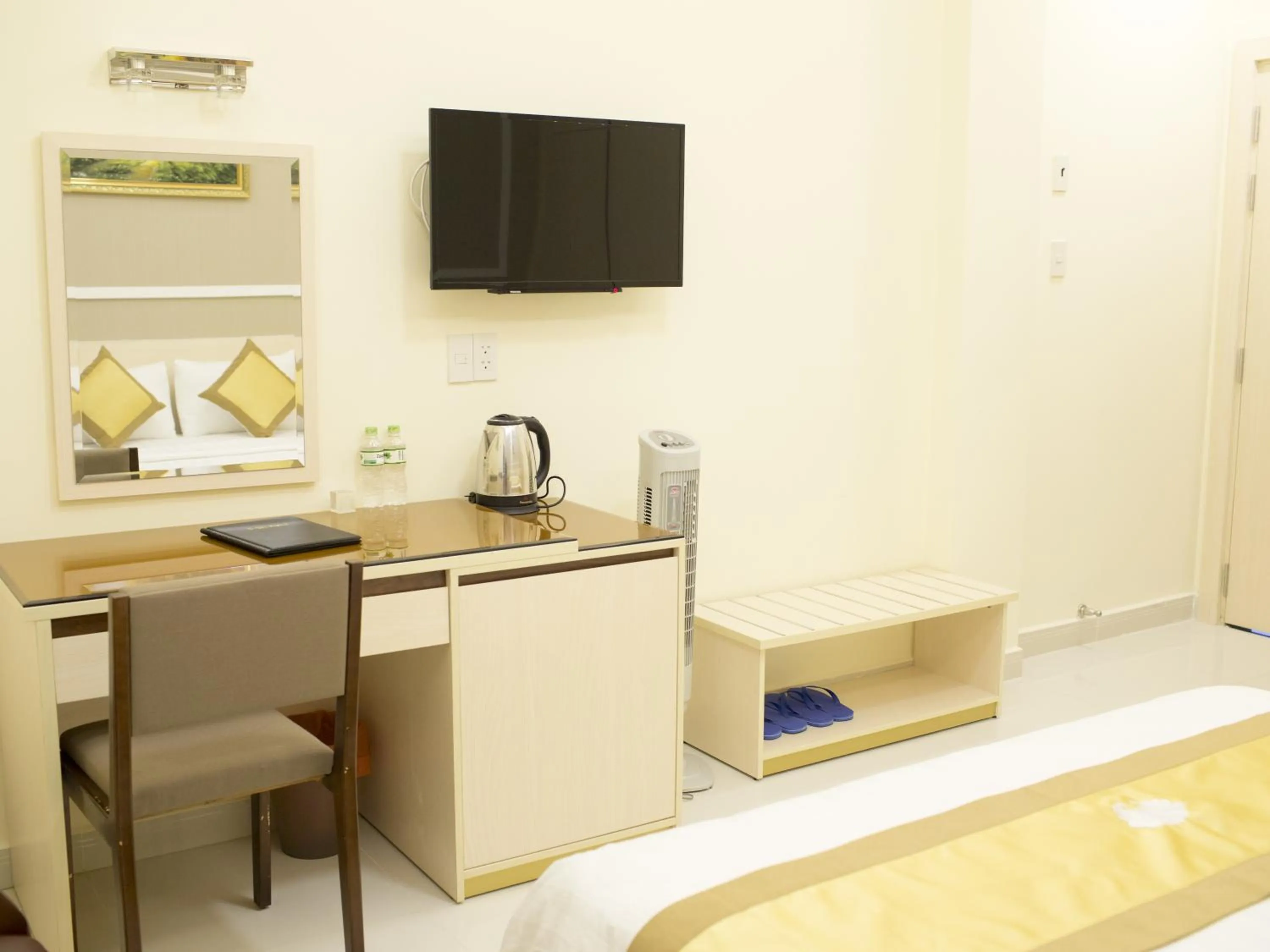 Coffee/tea facilities, Bed in Hotel Hoang Minh Chau