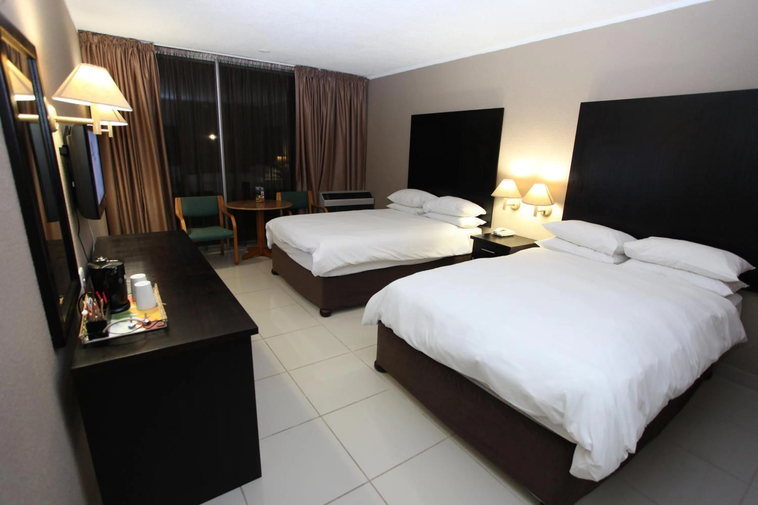 Bedroom, Bed in Wilderness Beach Hotel