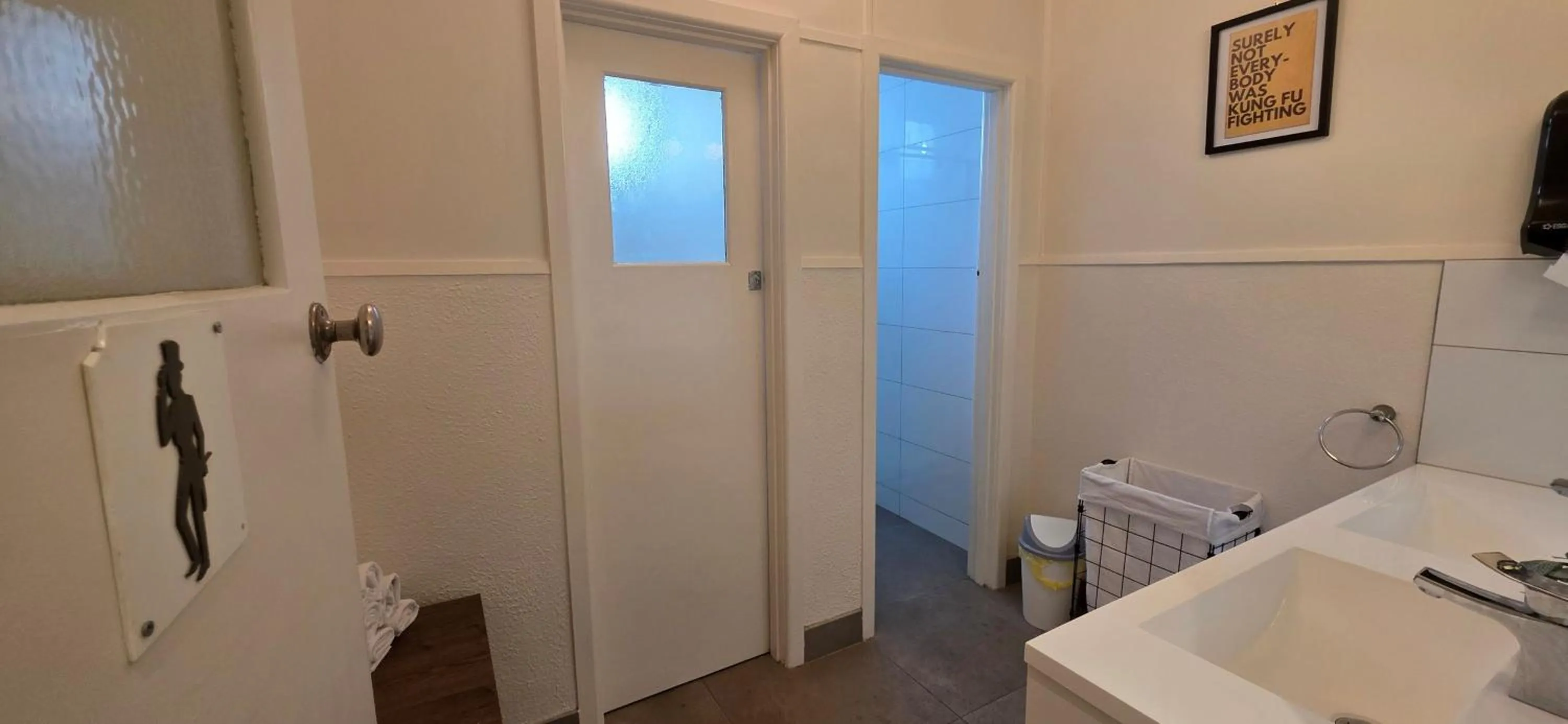 Public Bath, Bed in The Corner Hotel Alexandra