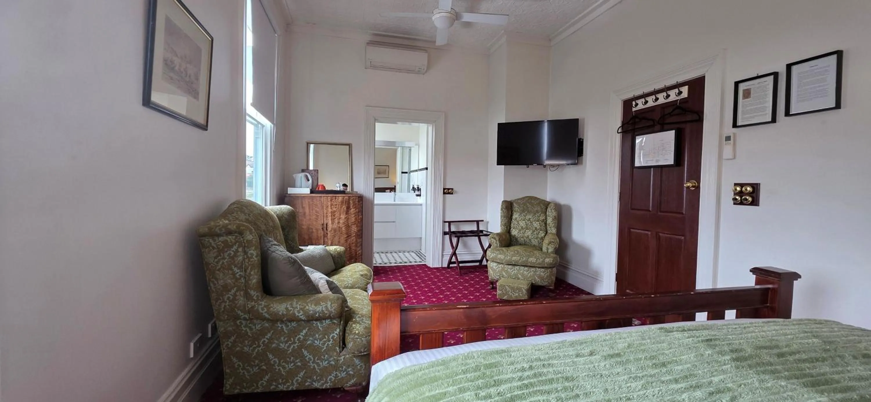 View (from property/room), Bed in The Corner Hotel Alexandra