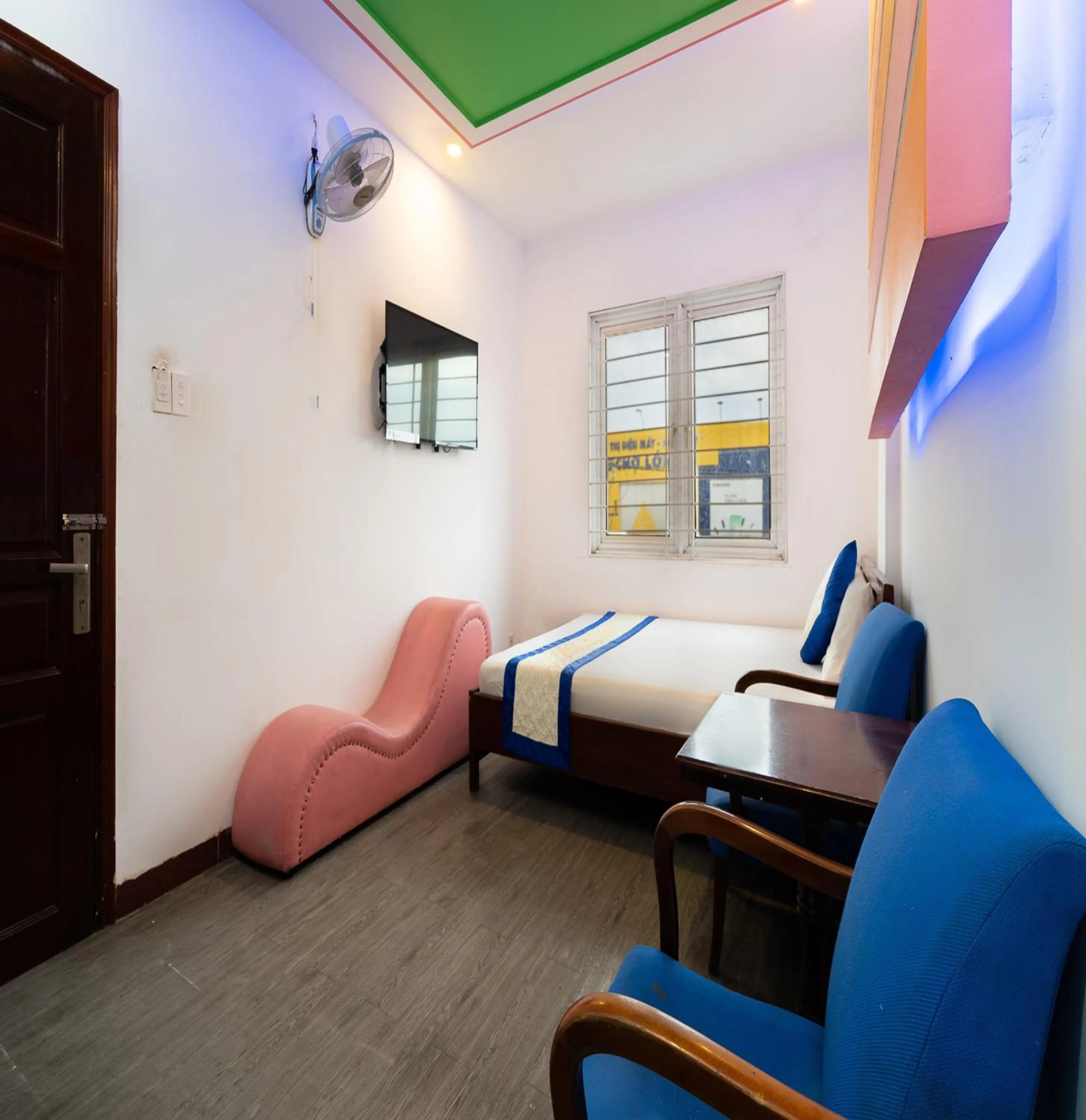 Photo of the whole room, Bed in Collection O District Tan Phu - Tien Thang Hotel