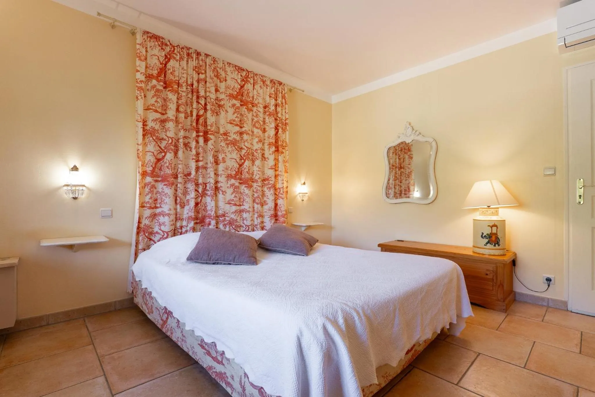 Living room, Bed in Le Mas Du Loup
