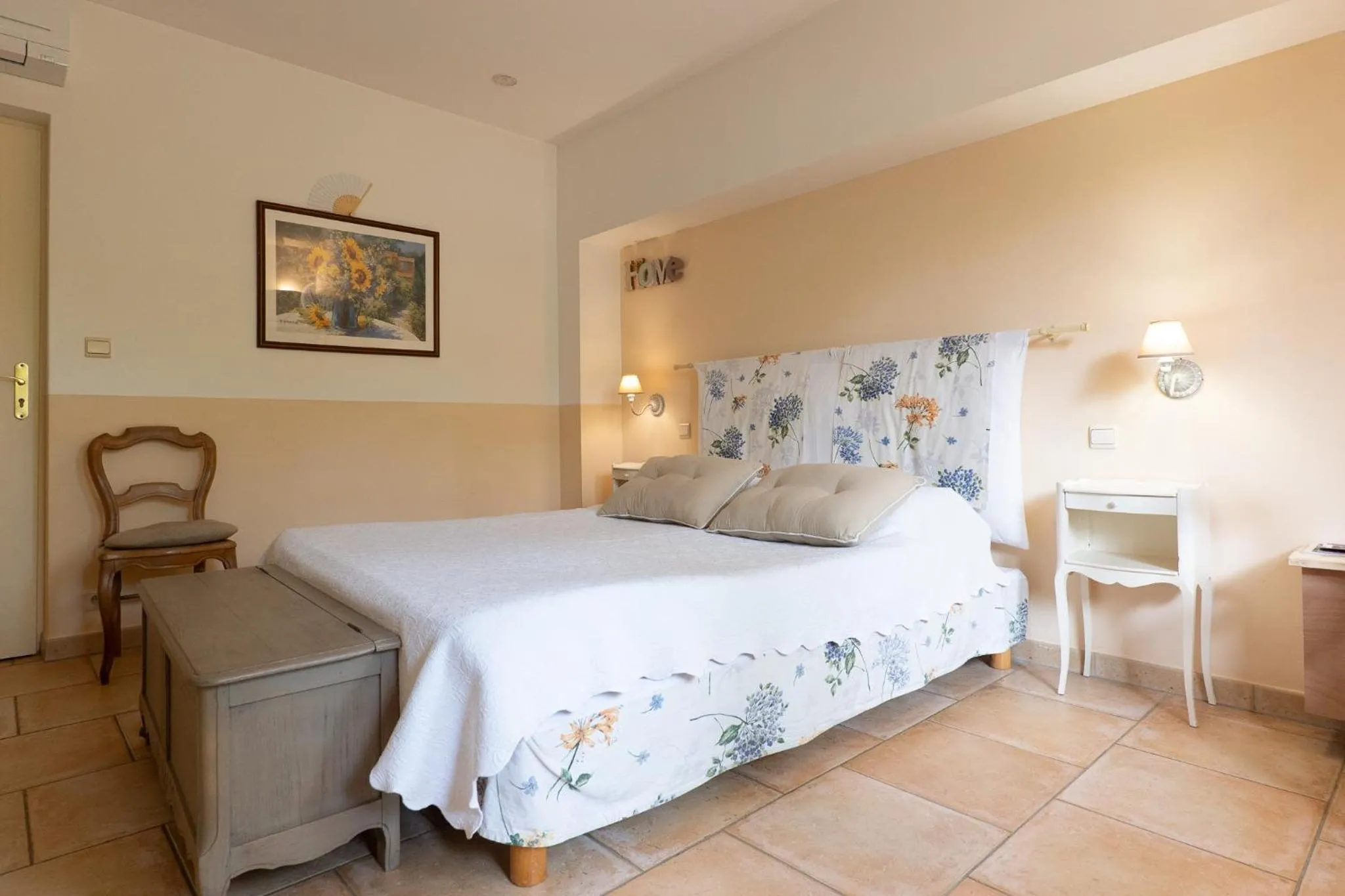 Living room, Bed in Le Mas Du Loup