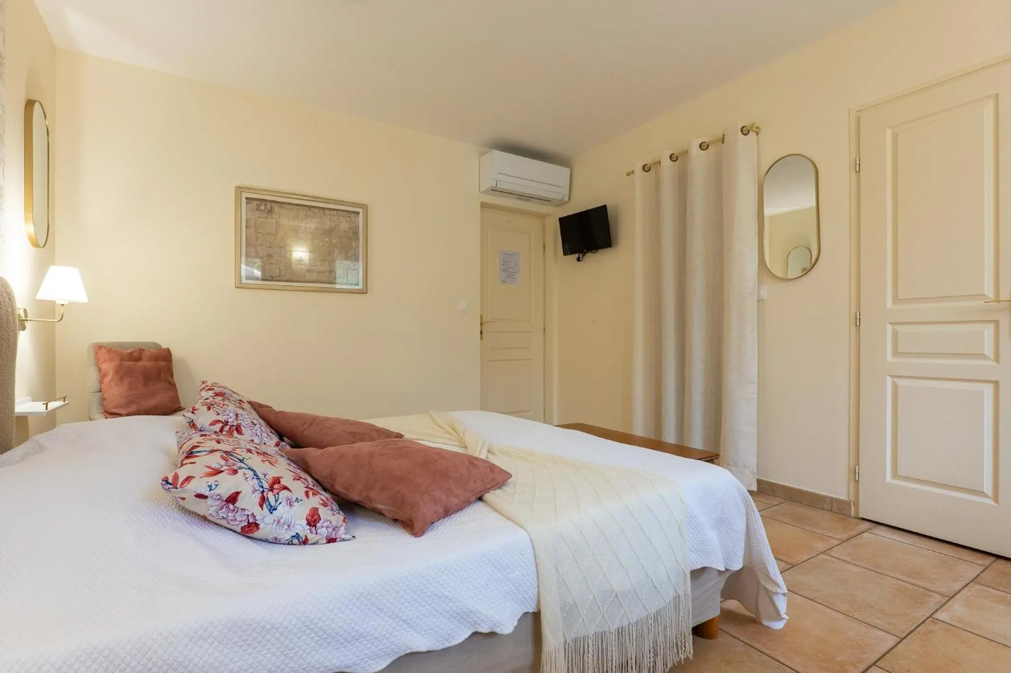Living room, Bed in Le Mas Du Loup