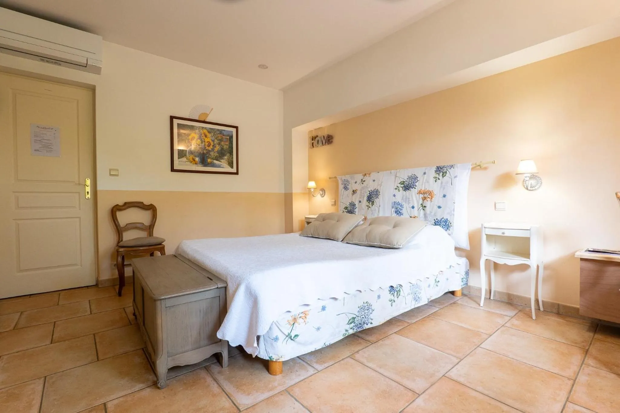 Living room, Bed in Le Mas Du Loup