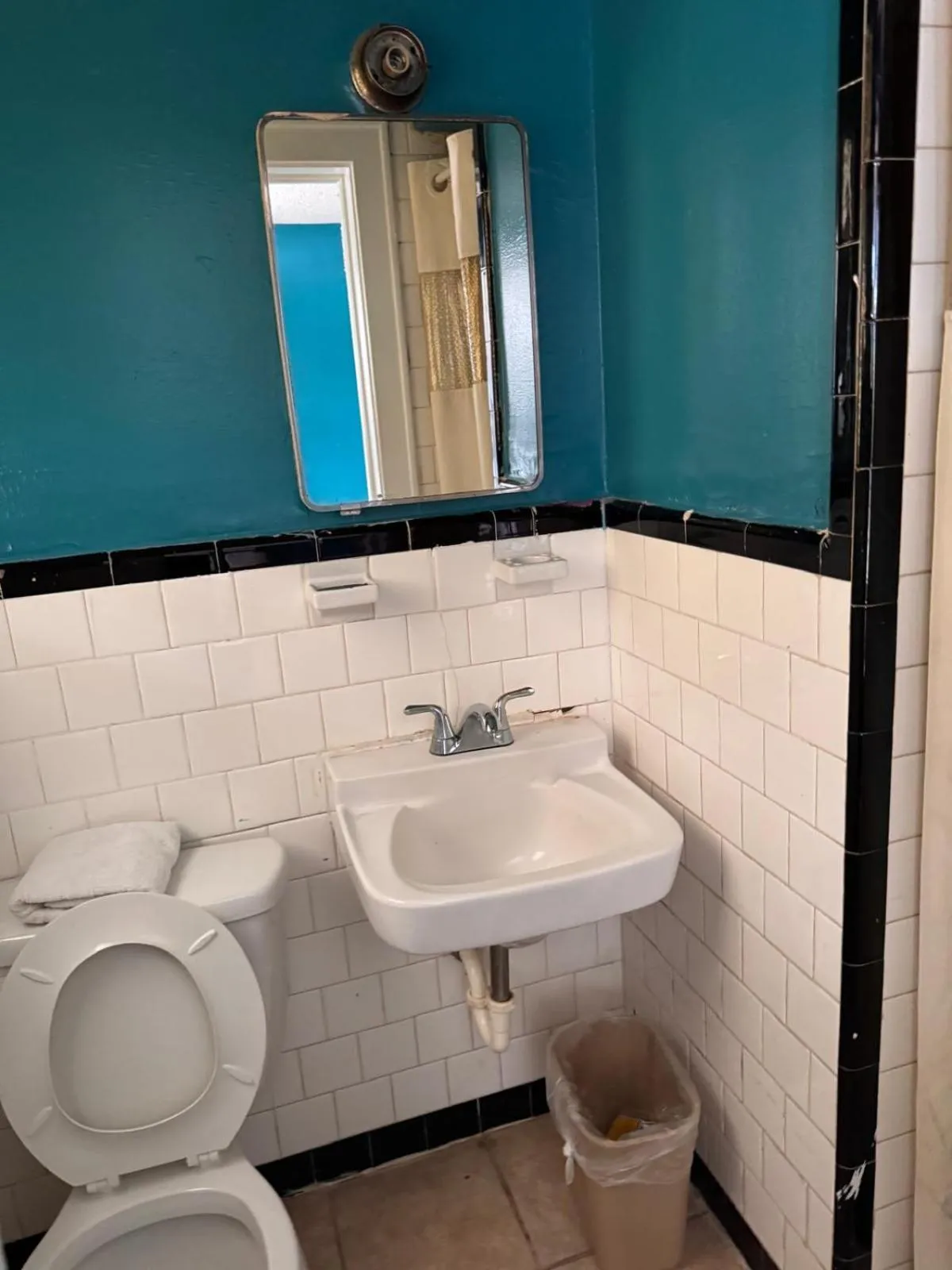 Bathroom in Walkers Inn Dothan by Hotel O